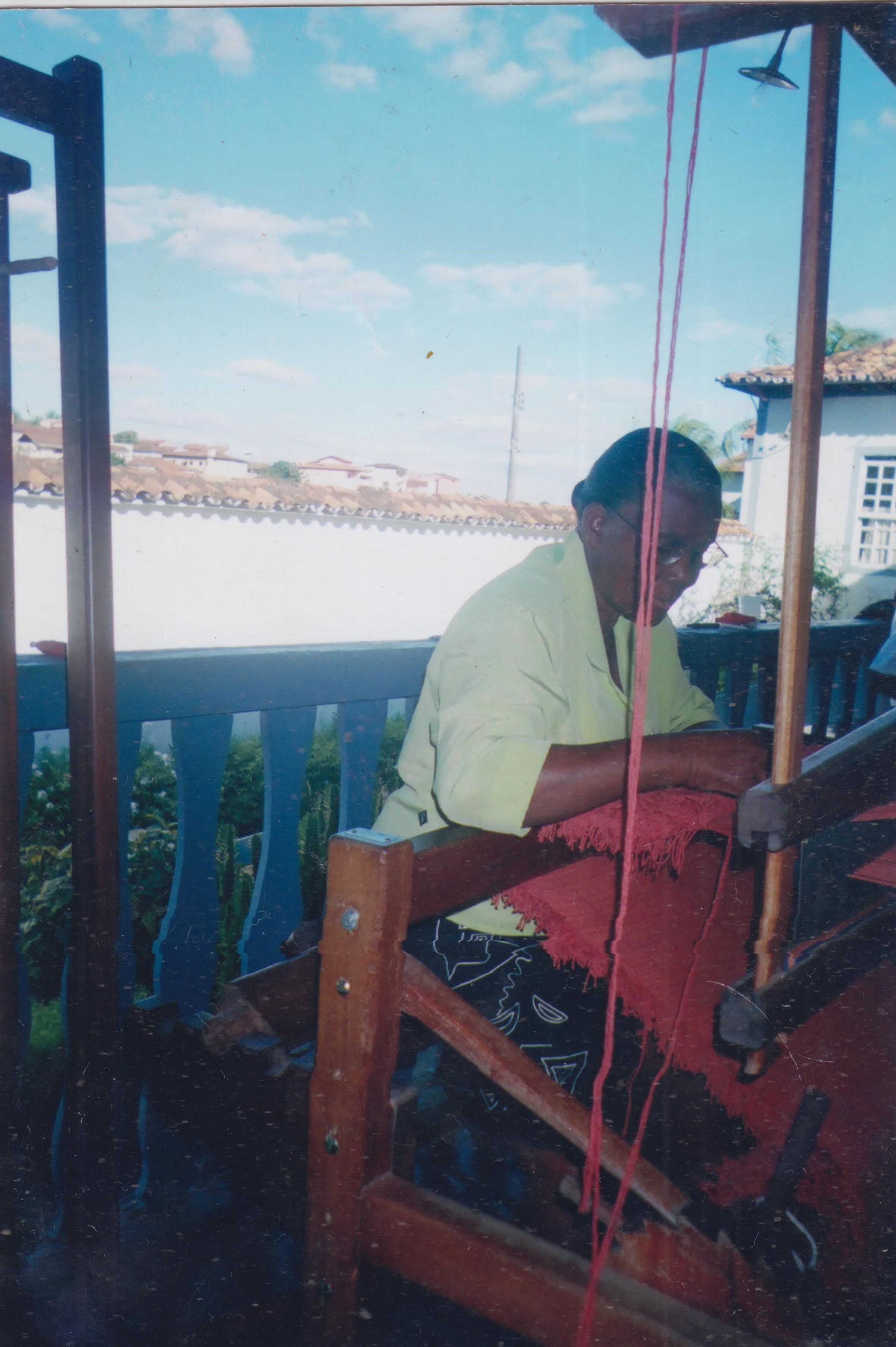 No curso de bordado no Museu Histórico de Paracatu. Na imagem. Dona Marcelina estava no tear, na varanda do prédio, criando uma peça, um “cochil” para o seu filho.
