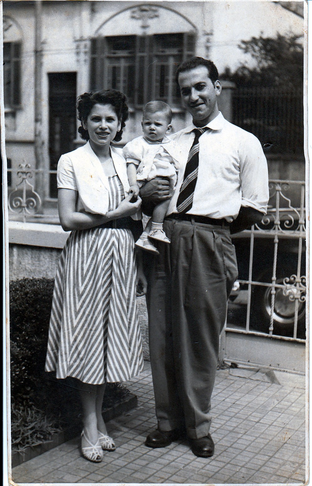 Miquelina Amatuzzi e Mário Amatuzzi, os pais de Gilberto Amatuzzi, com ele no colo no bairro do Cambuci.