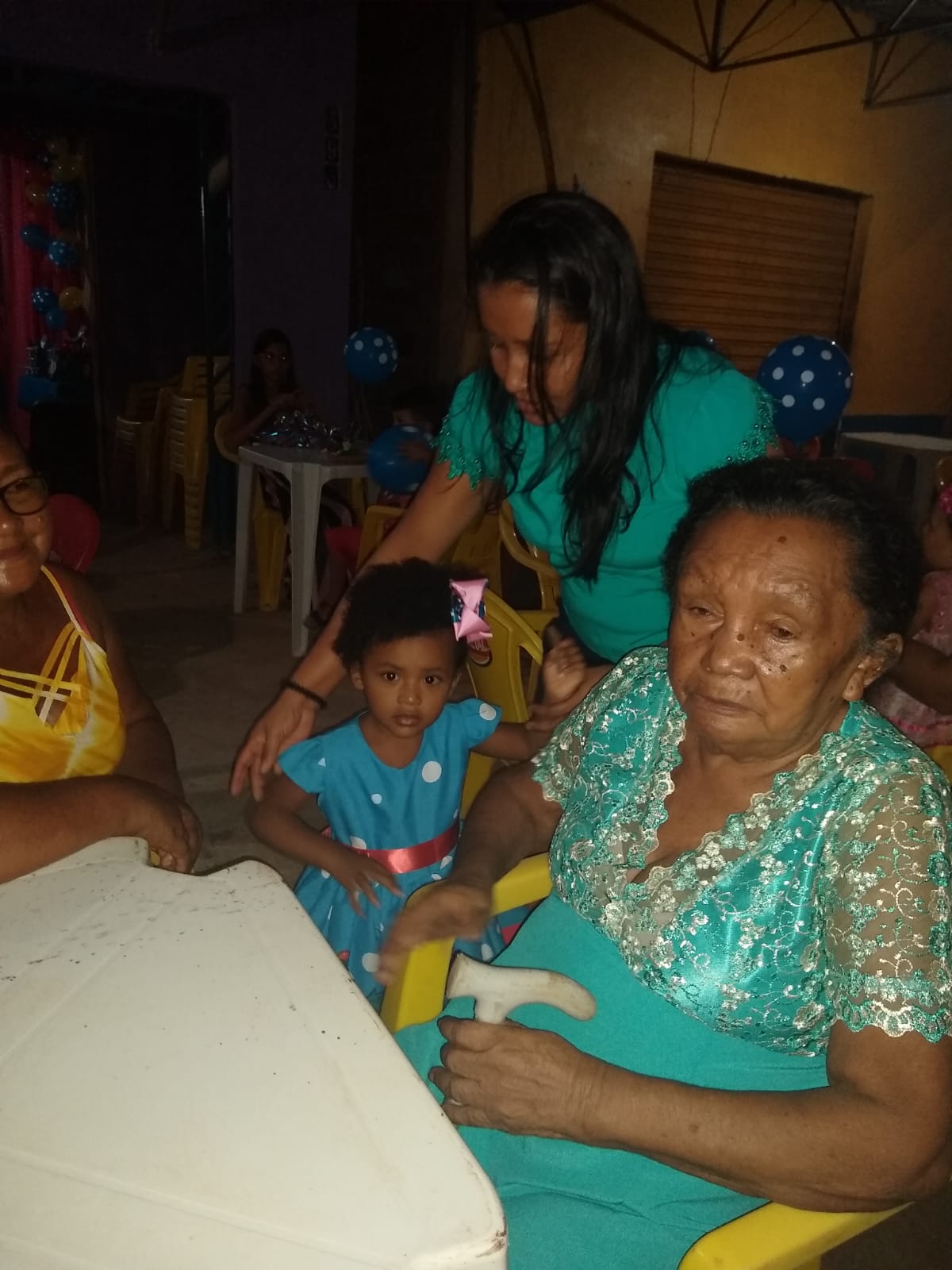 Última foto que Luakam tirou de sua mãe, antes dela falecer. Estavam no aniversário de sua bisneta. Luakam fica emocionada ao ver essa foto. Na foto sua mãe está acompanhada das duas irmãs de Luakam, a Fátima, com blusa amarela, Suzete e a pequena Maria Cecília, sobrinha da Suzete.