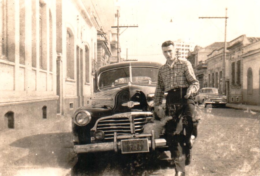 Antônio em frente ao carro que o pai comprou com dois anos de uso. Na Rua Benjamin de Oliveira, 200, Brás.
