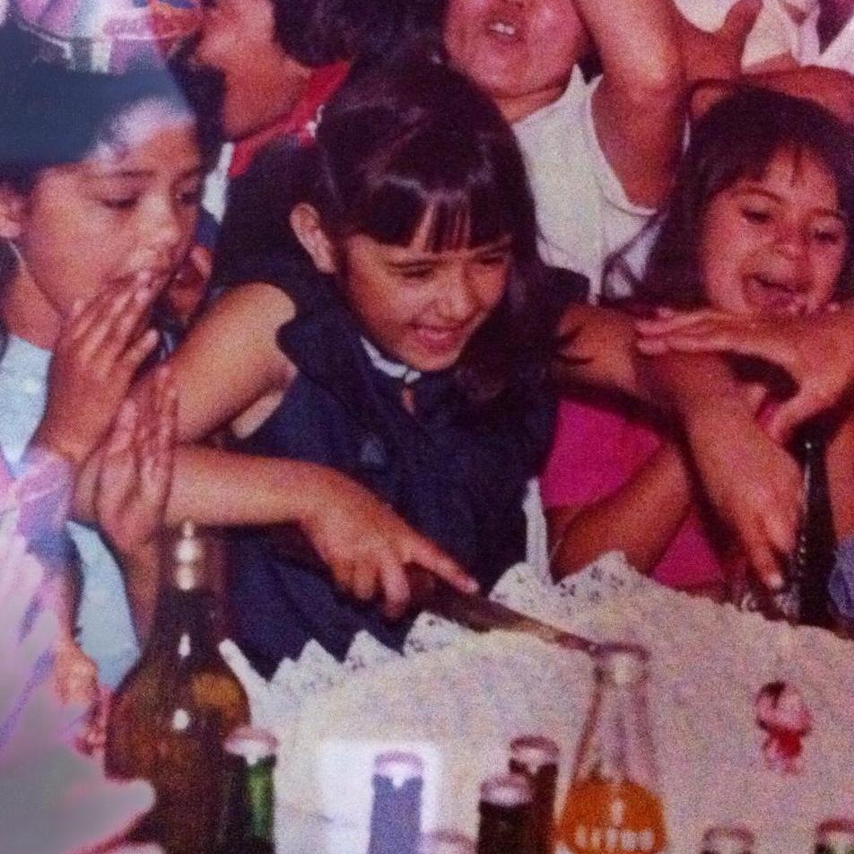 Foto da festa de aniversário de 8 anos realizado na residência da depoente. Na foto estão Mônica (prima), Sandra (prima), Tia Lulu (madrinha).
