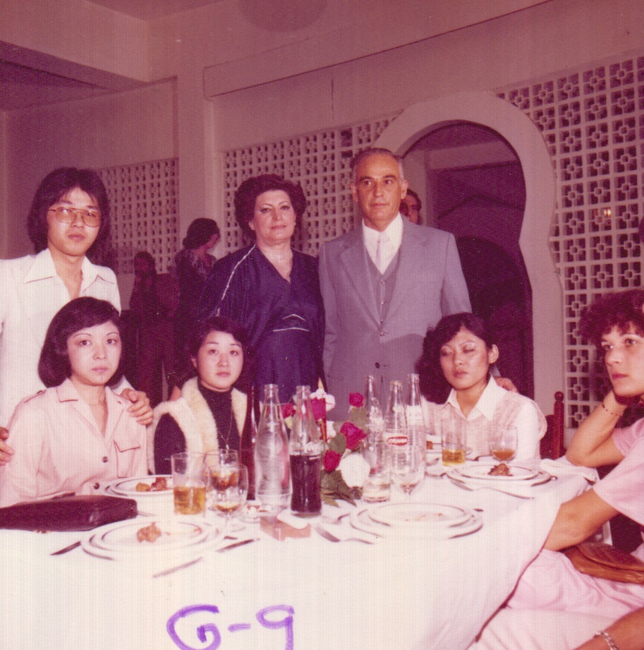 Festa de 25 anos de casamento de Victor e Josefina.
Da esquerda para direita: (em pé) ______, Josefina e Victor. (sentados) Janete Murumisato, Ivete Murumisato, Márcia ____, _____________.