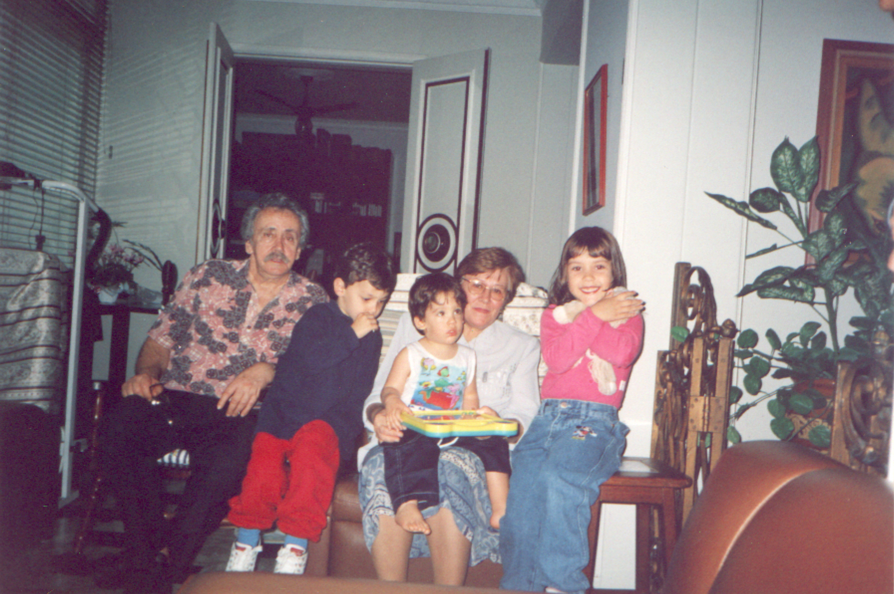 Família posando para a foto em um sofá.