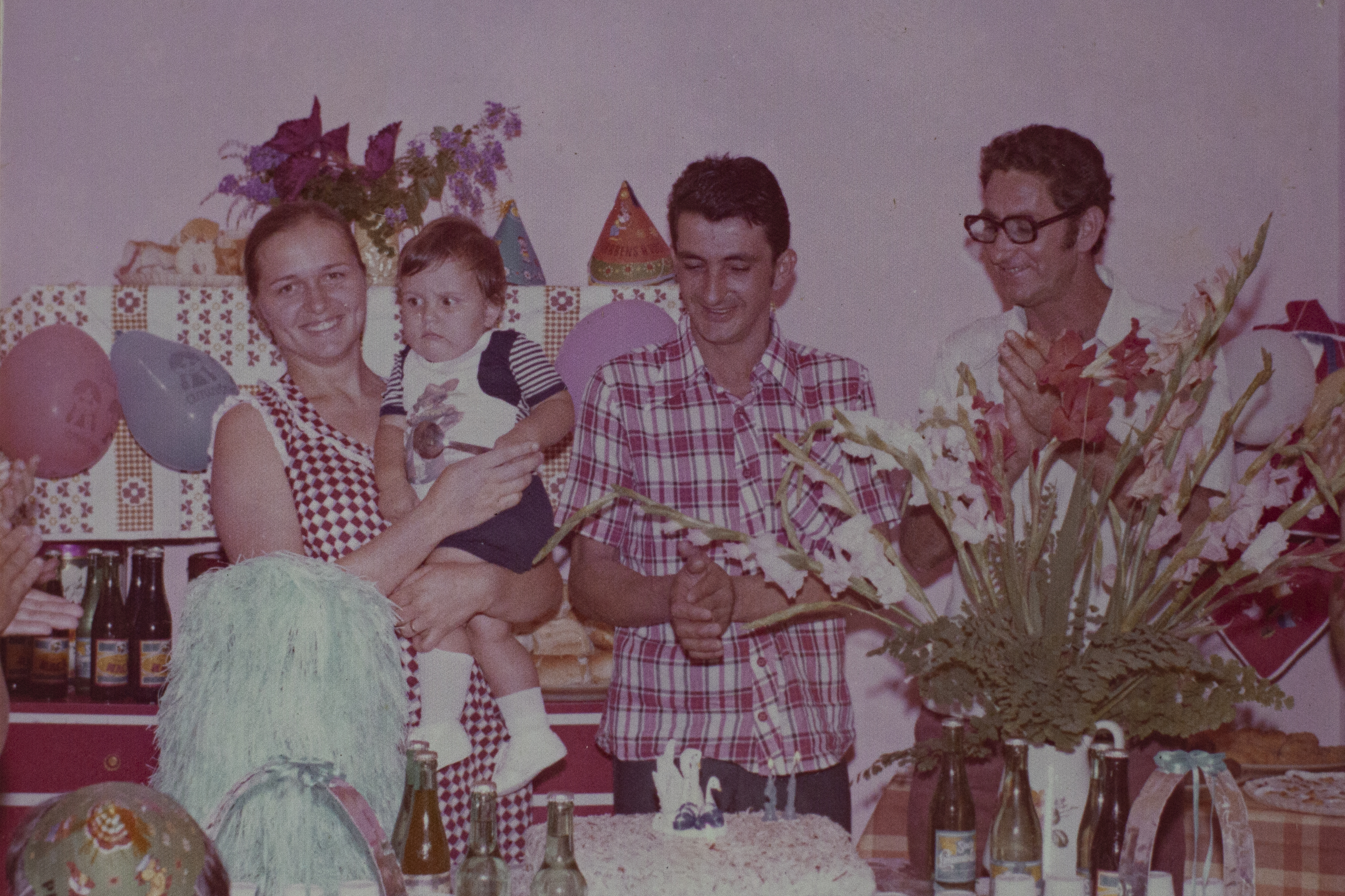 O aniversário do filho Adriano Jacomini foi comemorado na sua casa. Teve muitos doces e salgados e muitos convidados. O que está na foto é um colega de trabalho de nome Nivaldo.