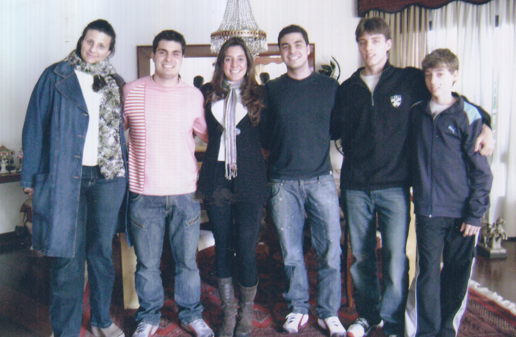 Toda quinta feira os netos vão para caso do avô em Santana jantar. Na foto: Camila Mastrorosa Ramires dos Reis, Victor Ottoni Mastrorosa Neto, Caroline Mastrorosa Ramires dos Reis, Vinícius Ottoni Mastrorosa, Fabrício de Almeida Mastrorosa, Rodrigo de Almeida Mastrorosa.