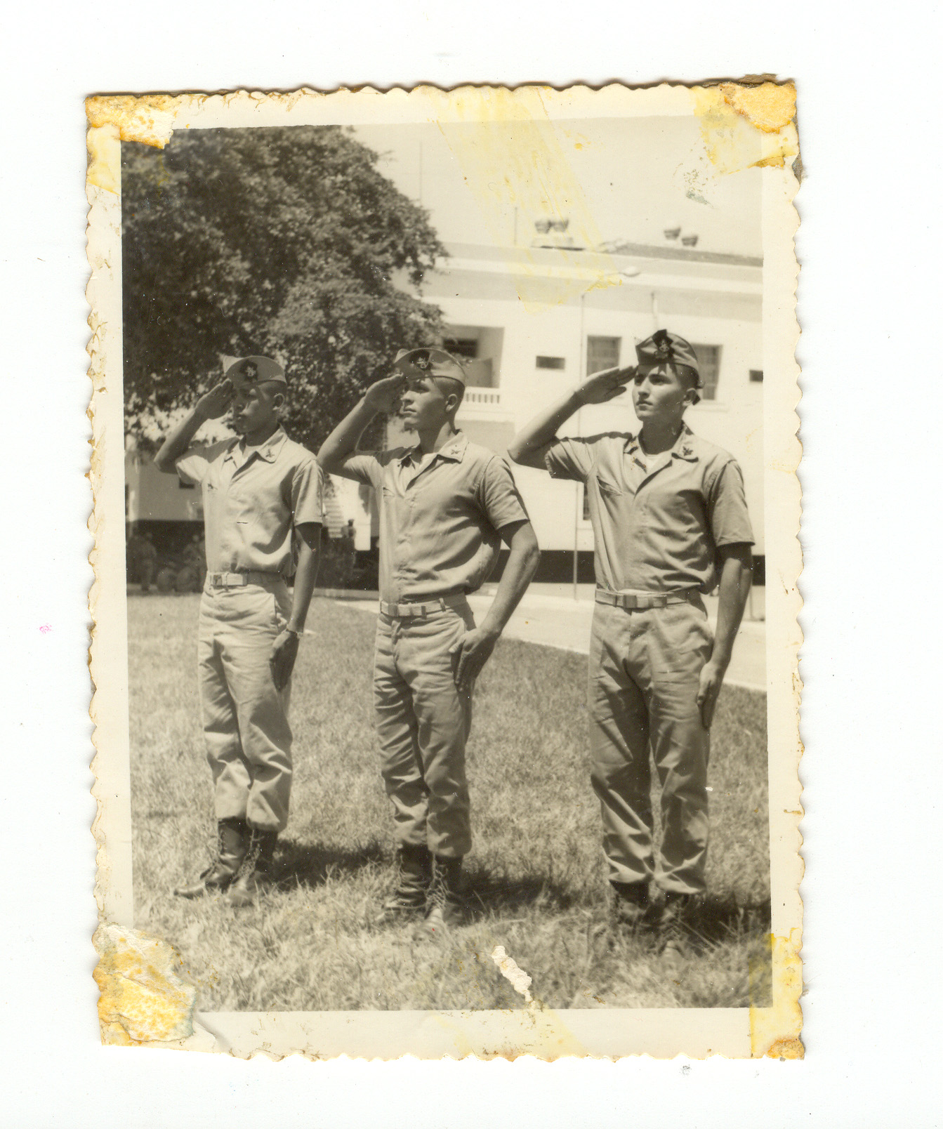 Anastácio (primeiro à direita) como fuzileiro naval acompanhado de colegas.