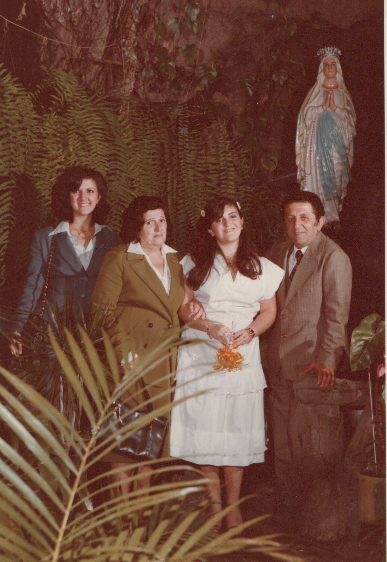 Festa de debutando de Rosana no Colégio Arco Diocesano.
Da esquerda pra direita: Ana Cristina Leddomado (irmã), Rosina Guglielmi Leddomado (mãe), Rosana Leddomado, Giuseppe Leddomado (pai).