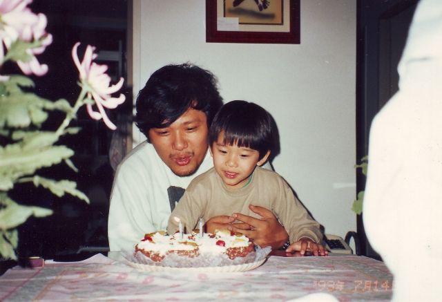 Roberto Takaharu Oka comemorando o aniversário do filho Henrique