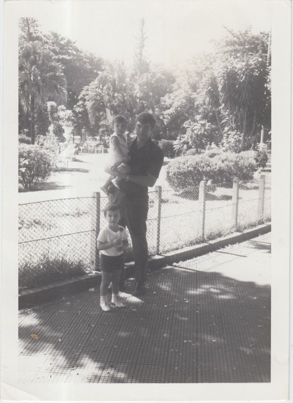 Leão Werner Marek e seus filhos Cristina Werner Marek e Ricardo Werner Marek na Praça XV de Novembro, centro de Ribeirão Preto, em viagem por ocasião de exposição filatélica.