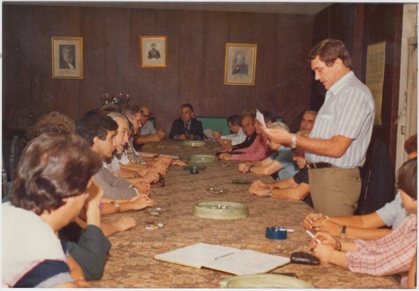 Leão Werner Marek em discurso de homenagem aos 80 anos de Alfredo Malz, comerciante de selos, no salão principal da Sociedade Philatélica Paulista.