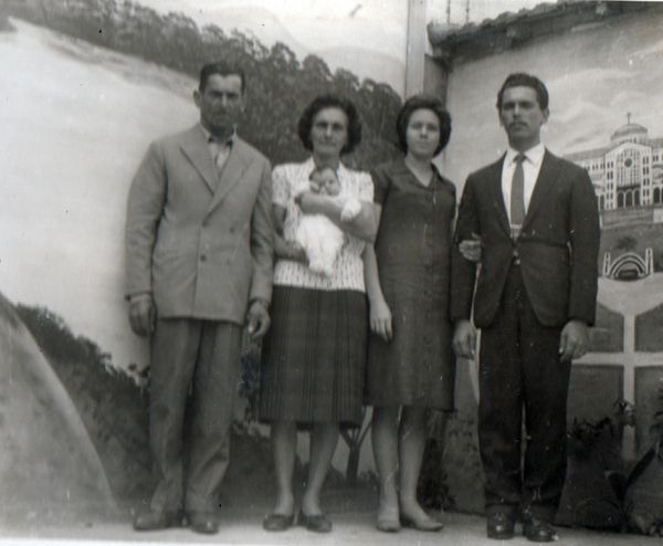 Rosana Biscaro Baesso Brunetti no colo de Ana, sua avó paterna e madrinha. Estão presentes na fotografia, além de Rosana e Ana, da esquerda para a direita: Geraldo (avô e padrinho), Élide (mãe) e Gerson (pai).