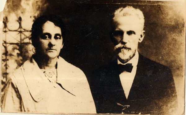 José Alves Pimenta e Anita Pimenta, avós maternos de Maria da Glória Botelho Schmidt. Os avós maternos eram descendentes de holandeses.