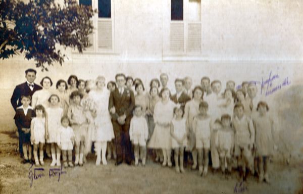 Casamento da prima Melina Botelho na Fazenda Bela Vista. Maria da Glória Botelho Schmidt é a segunda (da esquerda para direita) na primeira fileira.