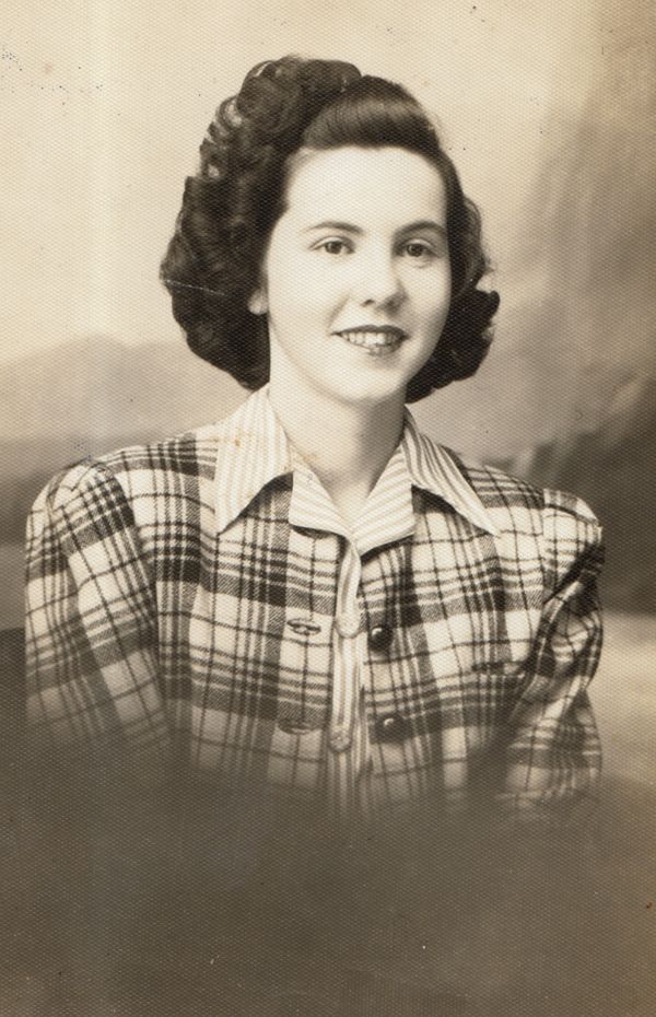 Maria da Glória Botelho Schmidt aos 20 anos.