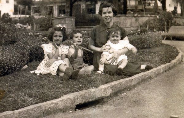 Maria da Glória Botelho Schmidt, os filhos Augusto e Marco e a sobrinha Vanda Lúcia, em Campos do Jordão.