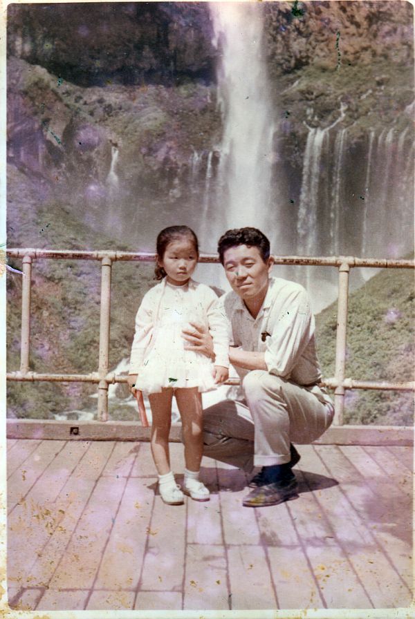 Viagem feita pelo interior do Japão. Leila pousa ao lado do pai Suquehiro. A depoente tinha 2 anos.