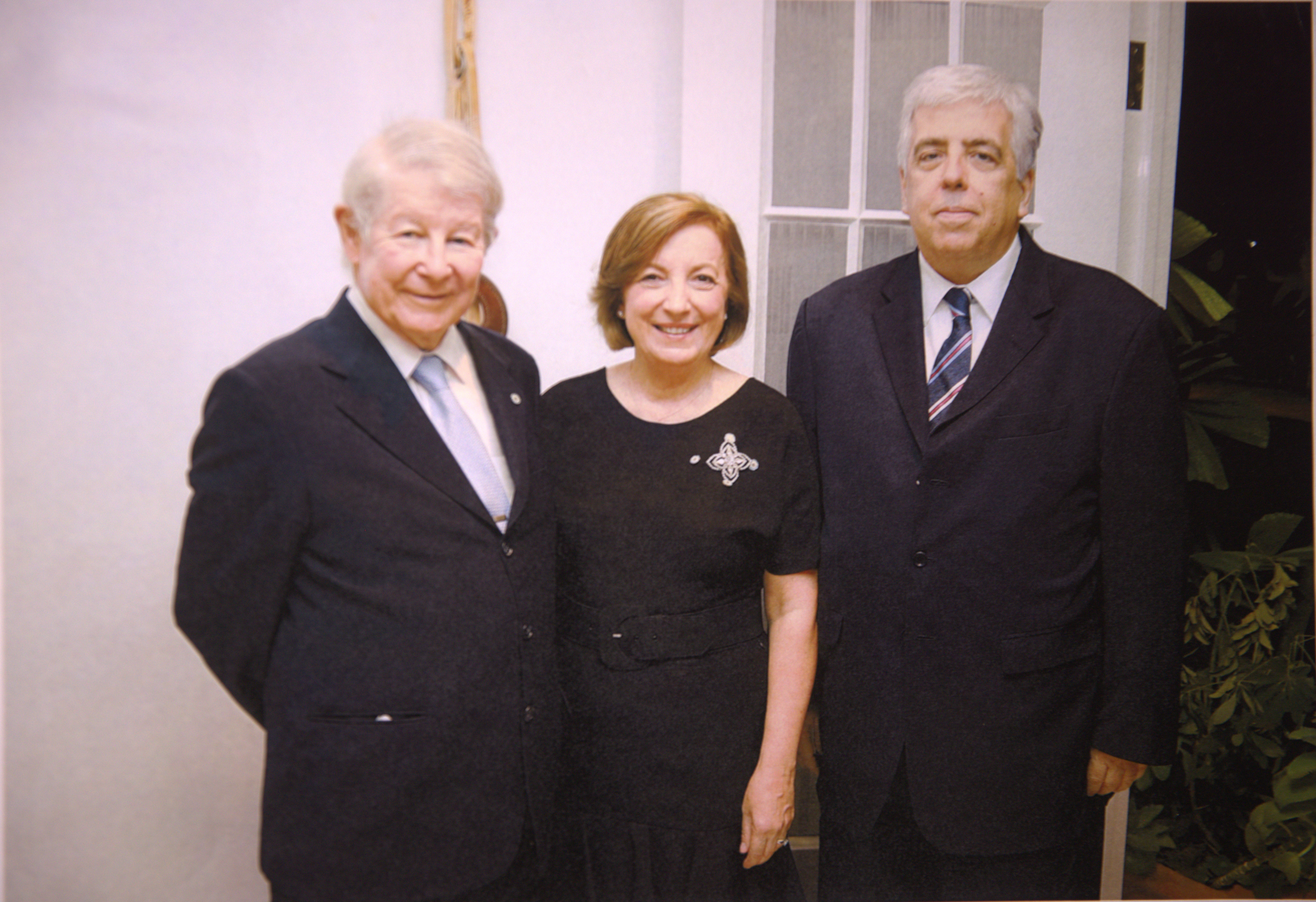 Paulo Sérgio Traballi Bozzi, embaixador brasileiro em Trinidad e Tobago, participando de evento em Port of Spain e posando para foto ao lado de Ana Pisano, embaixadora argentina em Trinidad e Tobago, e de seu esposo.