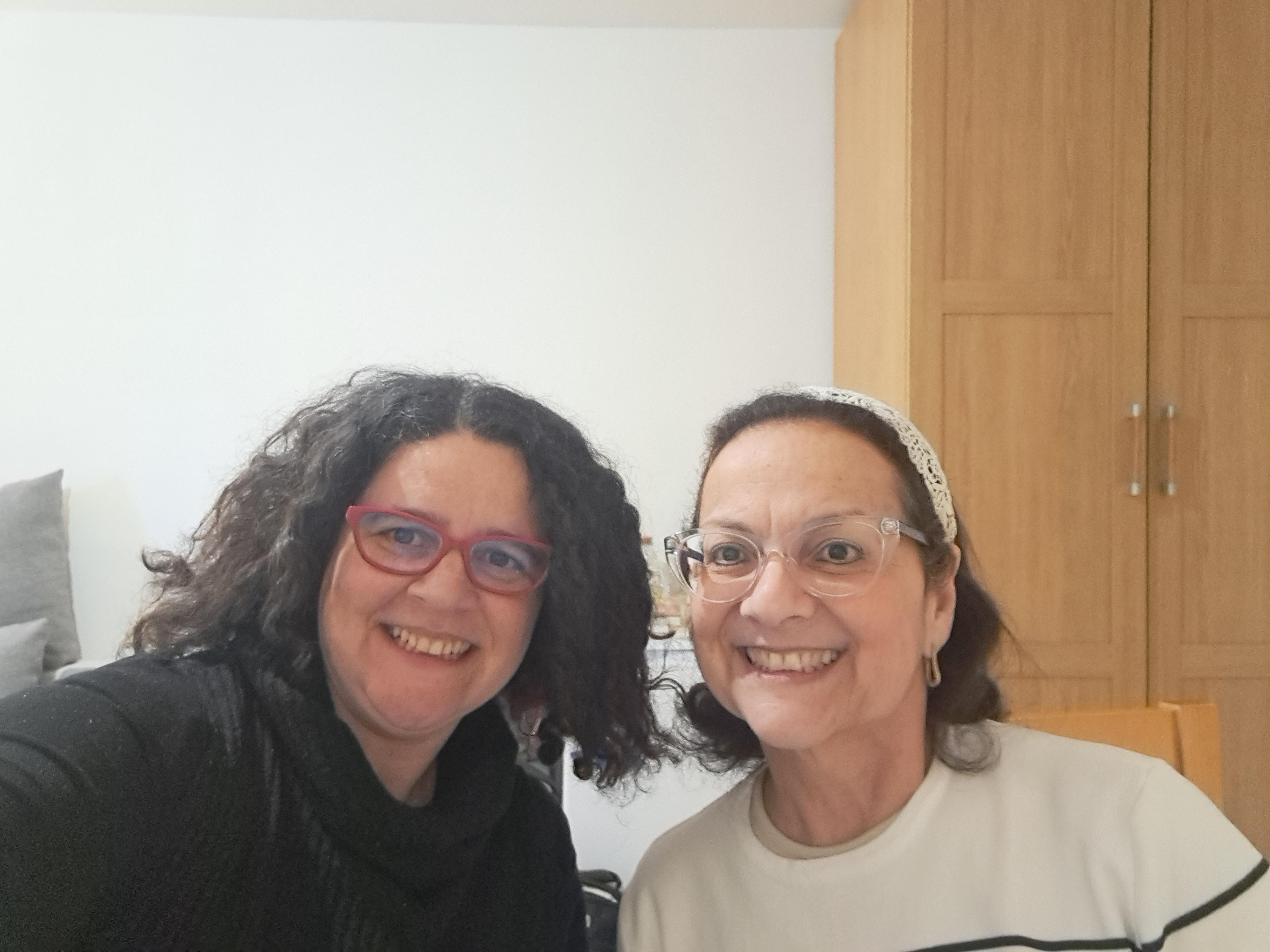 Vera e Debi durante a entrevista