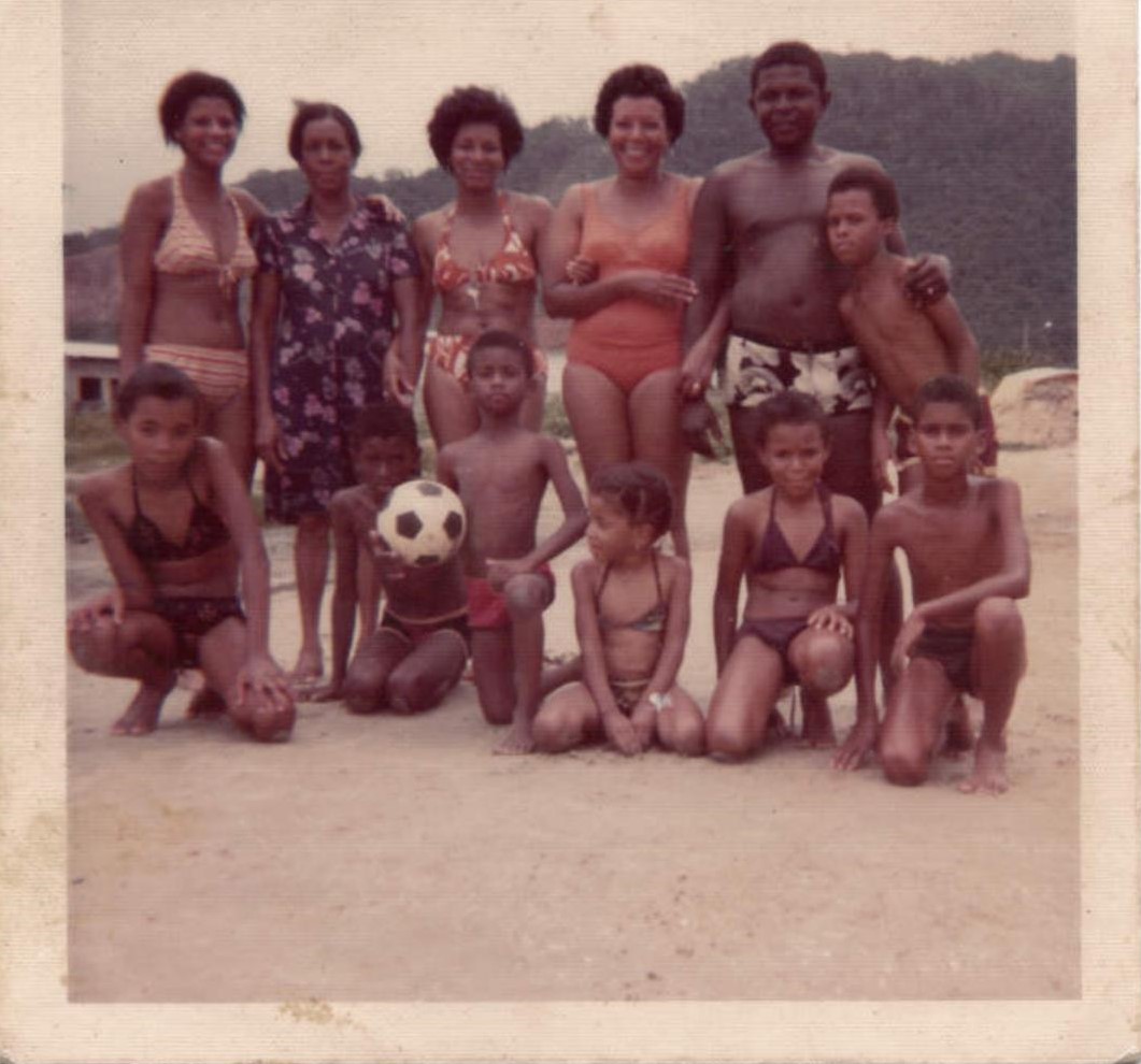 Bel Santos com 8 anos. Com vó Geni, tia Eunice, mãe Dorinha, pai Miguel, primo Paulinho, irmão Geraldo, primo Álvaro e primo Arlindo.