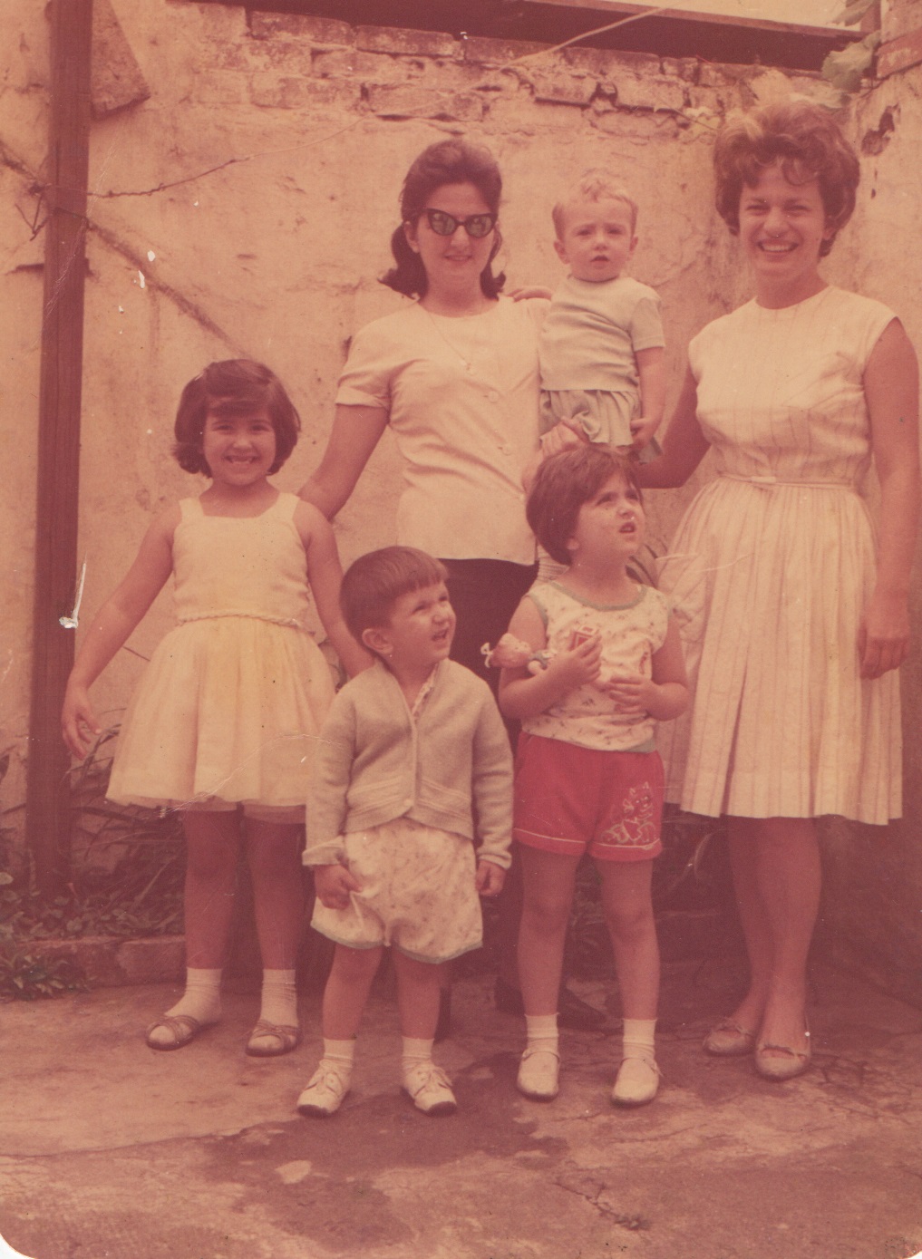 Família reunida na casa da avó, na Rua Benjamin de Oliveira. 
Da esquerda para direita: Liliana Correa Lima (prima), Lilia Antonieta Guglielme (tia), Luciana Guglielme (prima), Antonieta Di Veneri, (crianças menores embaixo) Ana Cristina Leddomado, Vitor Paschoal Leddomado.