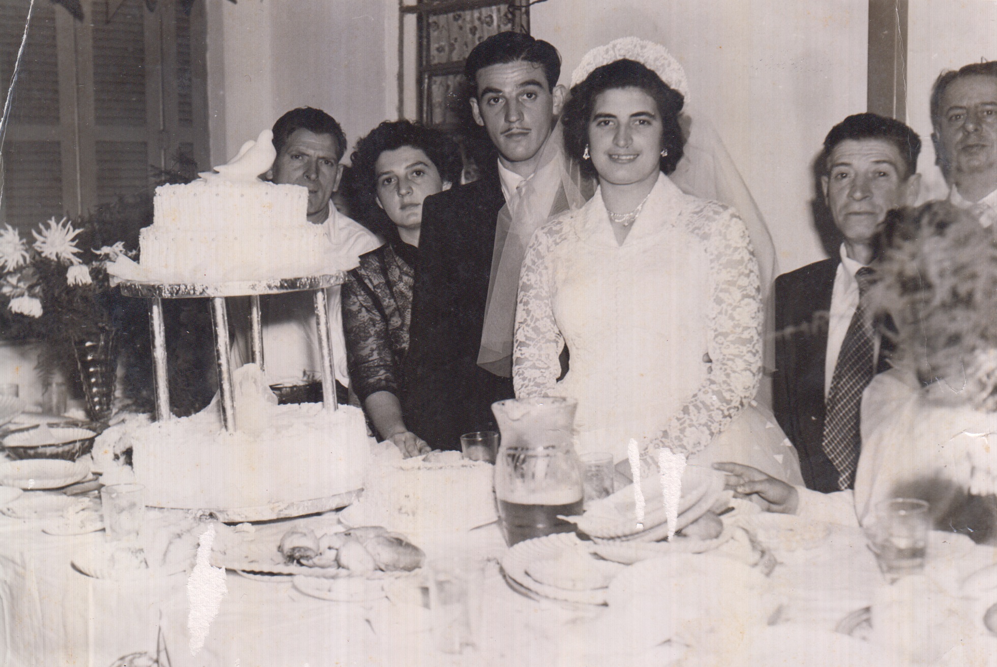 Festa de casamento de Victor com Josefina, aos 24 anos. Casa do sogro, no bairro Belém.
Da esquerda para direita: José Renna (sogro), Lúcia Mastrorosa (irmã), Victor Mastrorosa, Josefina Mastrorosa, Victor Antonio Mastrorosa (tio).