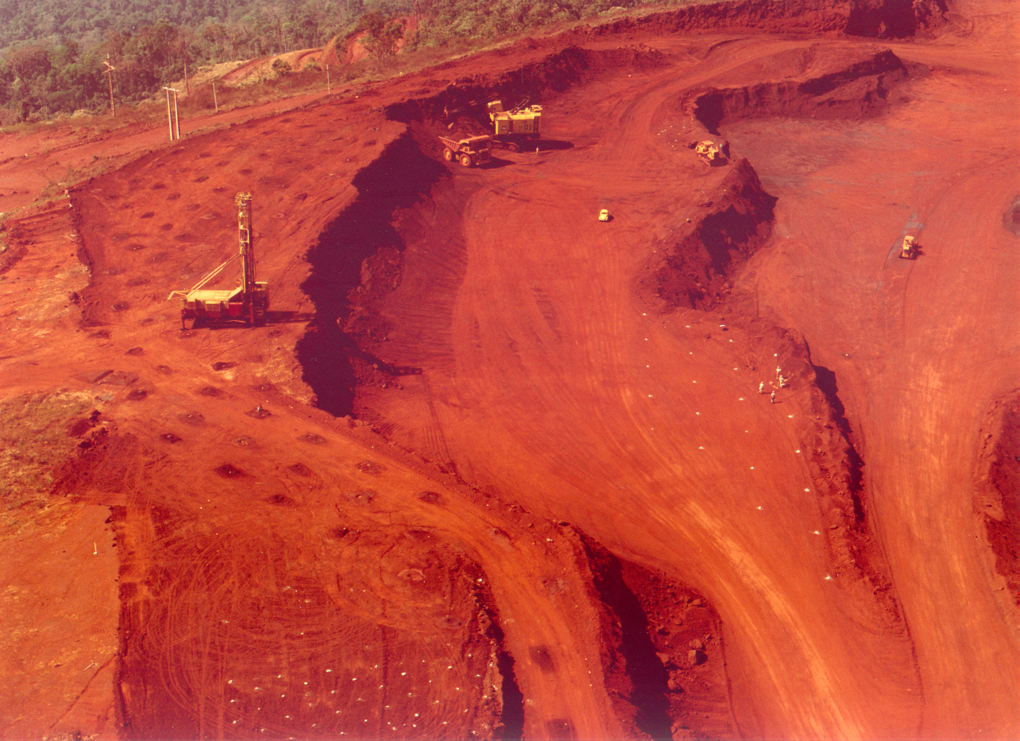Vista geral de uma das clareiras da N4E com os equipamentos que foram utilizados para treinamento dos operadores.