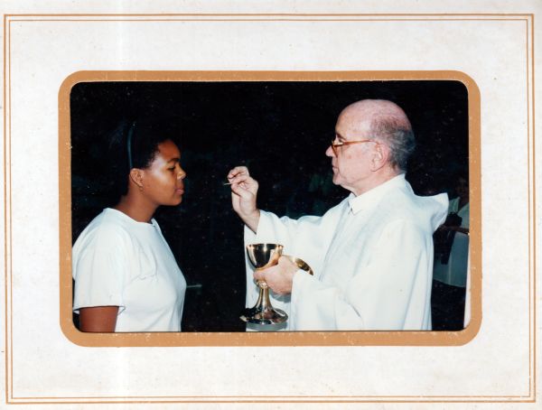 Dia da Primeira Comunhão de Karina, quando ela tinha 19 anos, na Igreja de São Judas Tadeu.