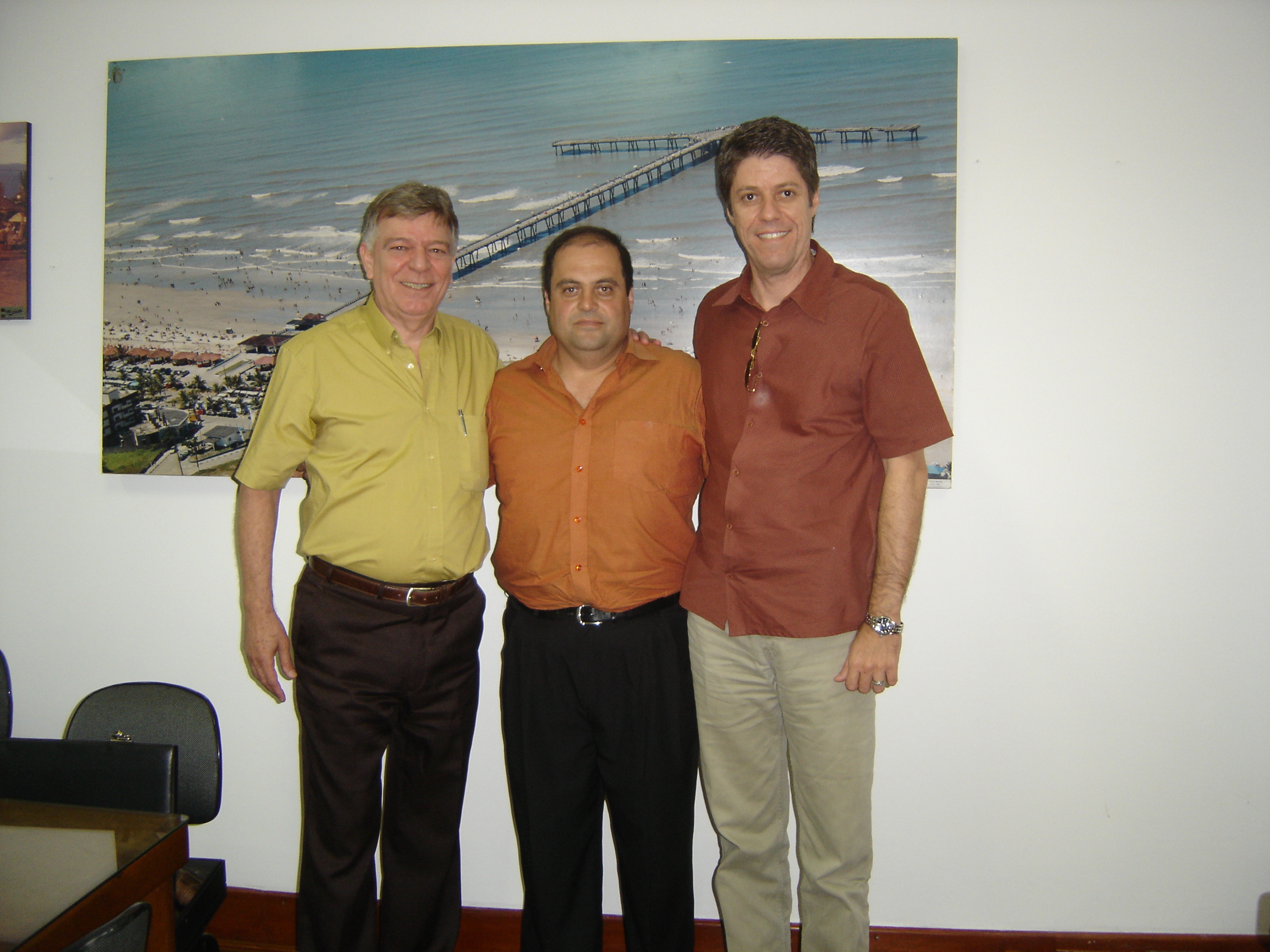 Prof. Arthur, Marcelo e Ricardo Pettine posam para foto.