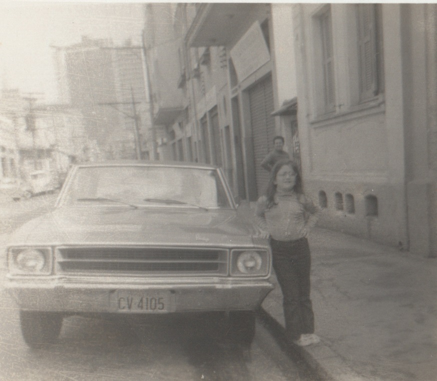 Rosana com cerca de 7 anos em frente a casa da avó, Rua Benjamin de Oliveira, 313.