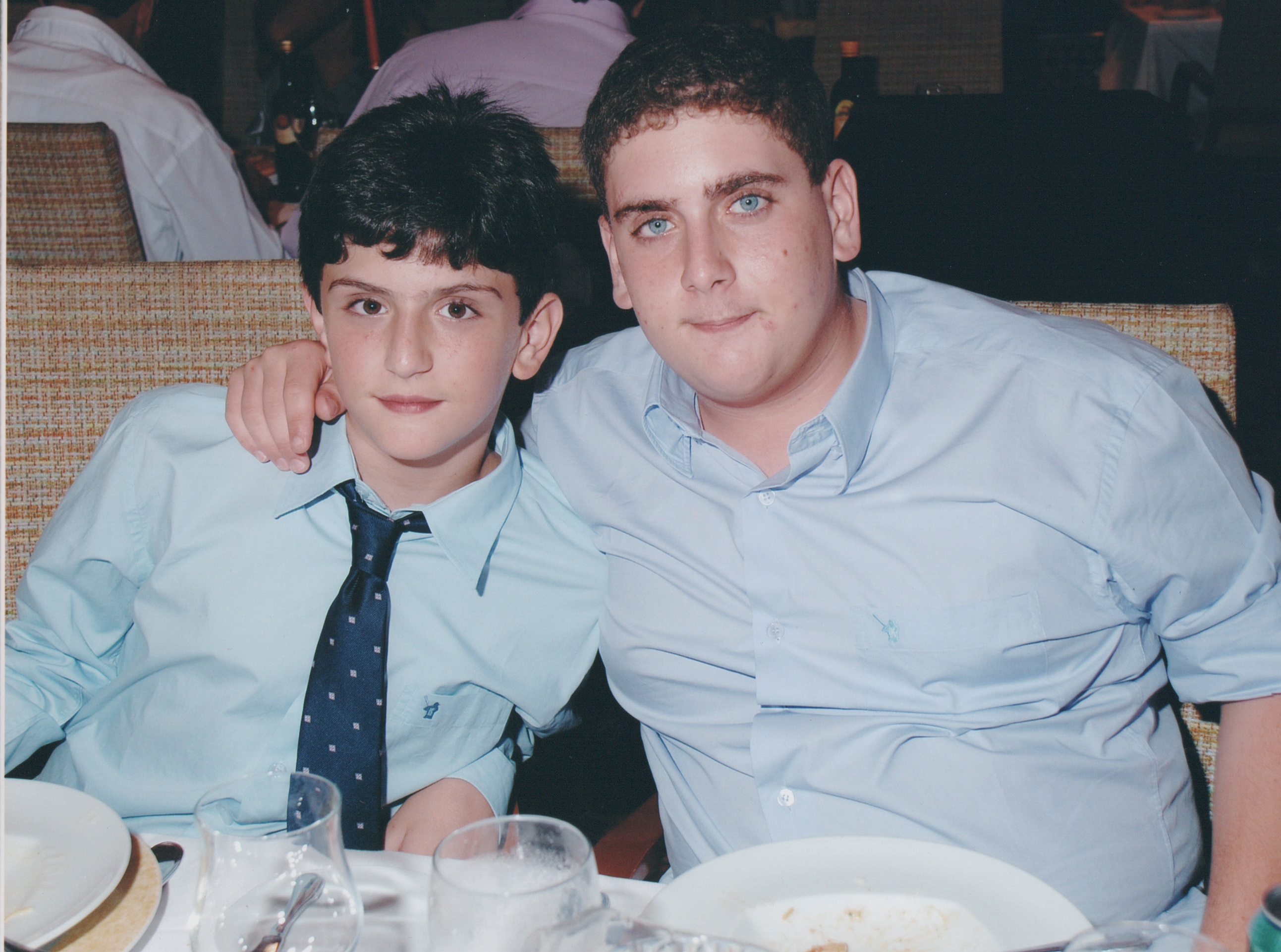 Foto tirada dentro no navio, no cruzeiro que fizeram pelo litoral brasileiro. 
Da esquerda para direita: Matheus Leddomado Masironi, Rodrigo Leddomado Masironi.