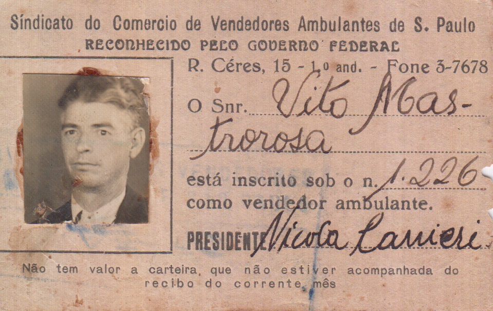 Carteirinha do sindicato dos comerciantes ambulantes de São Paulo do pai de Victor.