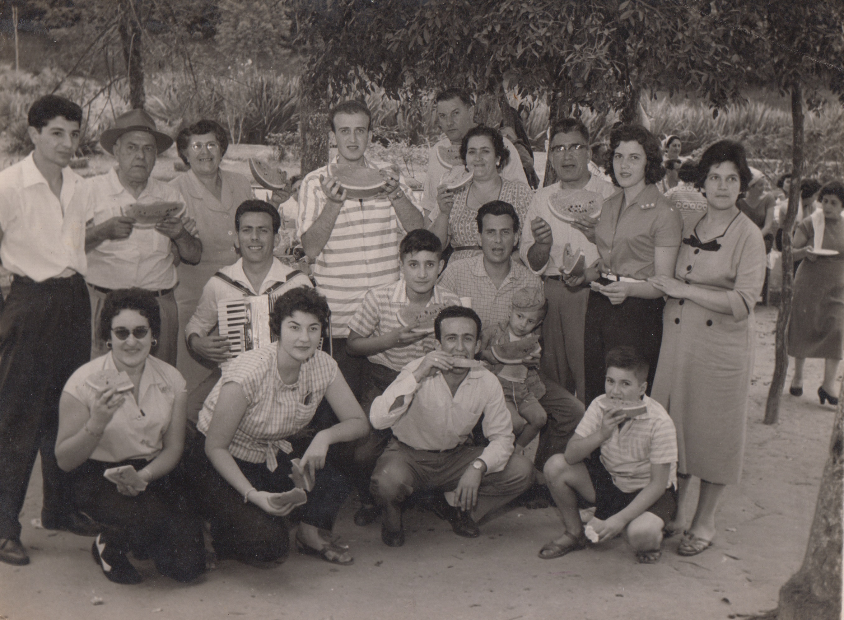 (Da esquerda para direita em cima: _____, Rafael Labate (avô), Ermínia Labate (avó), Lucas Labate (tio), _____, Maria de Luca, Domenico de Luca, Rosa Labate (mãe), Maria de Luca.
(no meio) Guglielmo Galluzzi (pai), Andrea de Luca, Anselmo Galluzzi (tio), Luís Antônio Galluzzi (primo) (embaixo) ____, _____, Luca Erriquez, Domenico Antônio de Luca.