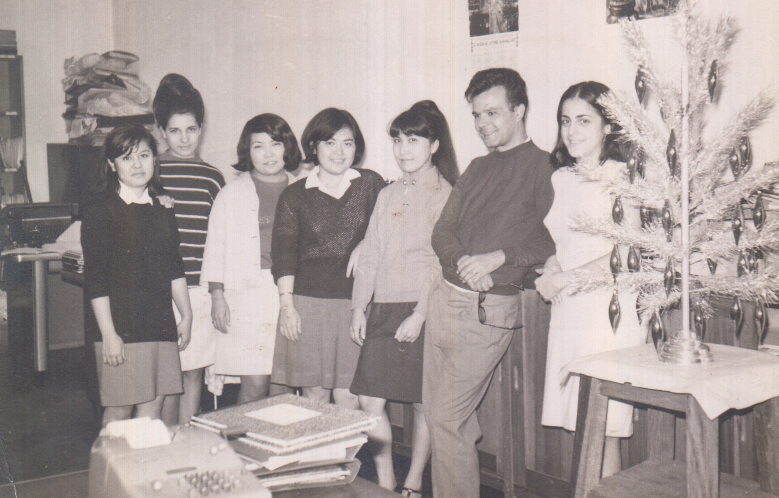 Turma trabalhando no escritório no Brás. Da esquerda pra direita: ________, ___________, Rosa _________, Silvia Shimabocuro, Carlos Carneiro da Fonseca, Yolanda Ada.