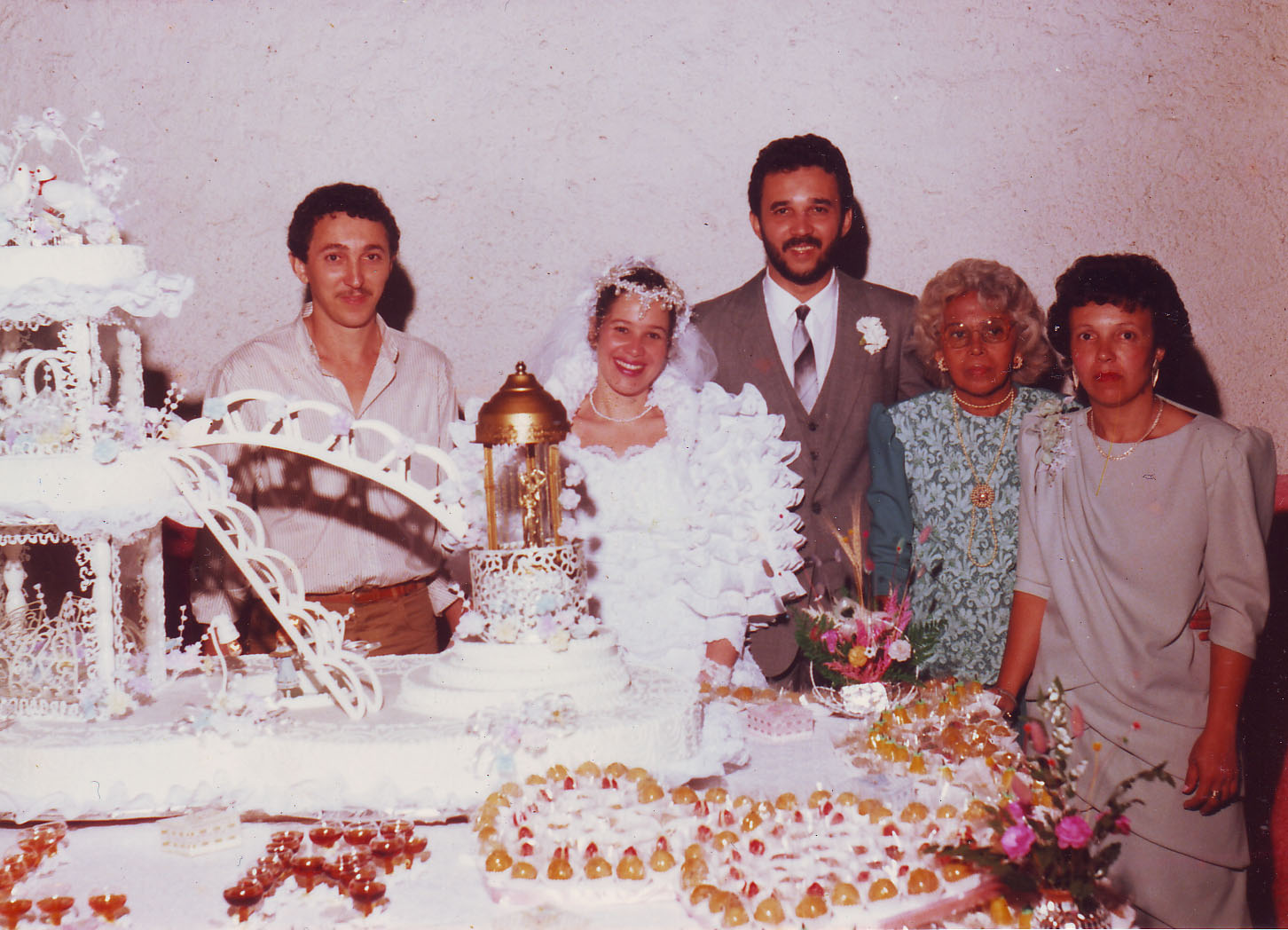 Fotografia da família no casamento de Renato. Esq.-dir.: Roberto (irmão), Leonor Maria (esposa), Renato, Celina (mãe) e Nancy (irmã).