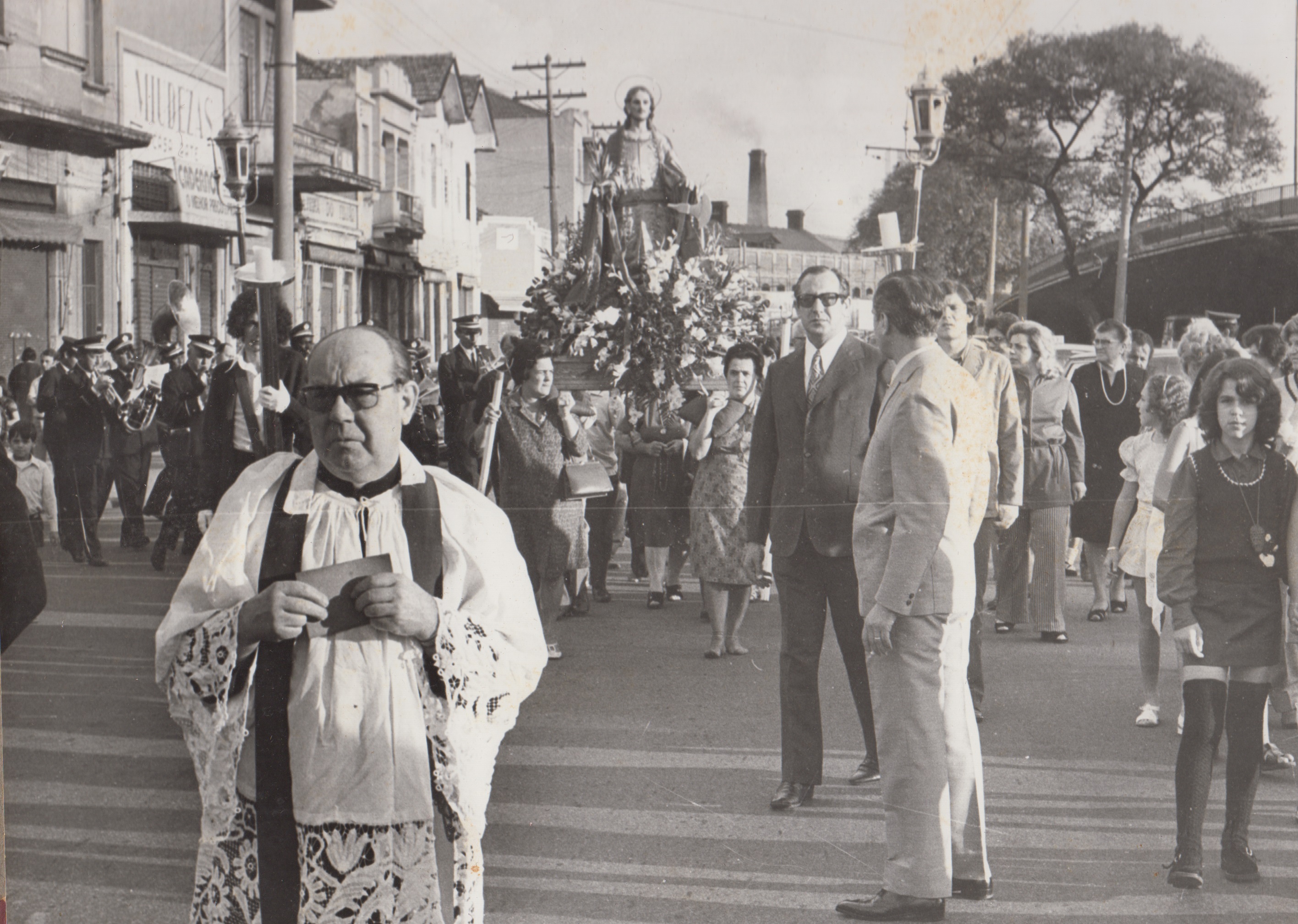 Procissão de São Cosme e Damião, na Avenida Mercúrio, no Brás. Padre Henrique, muito conhecido na região.