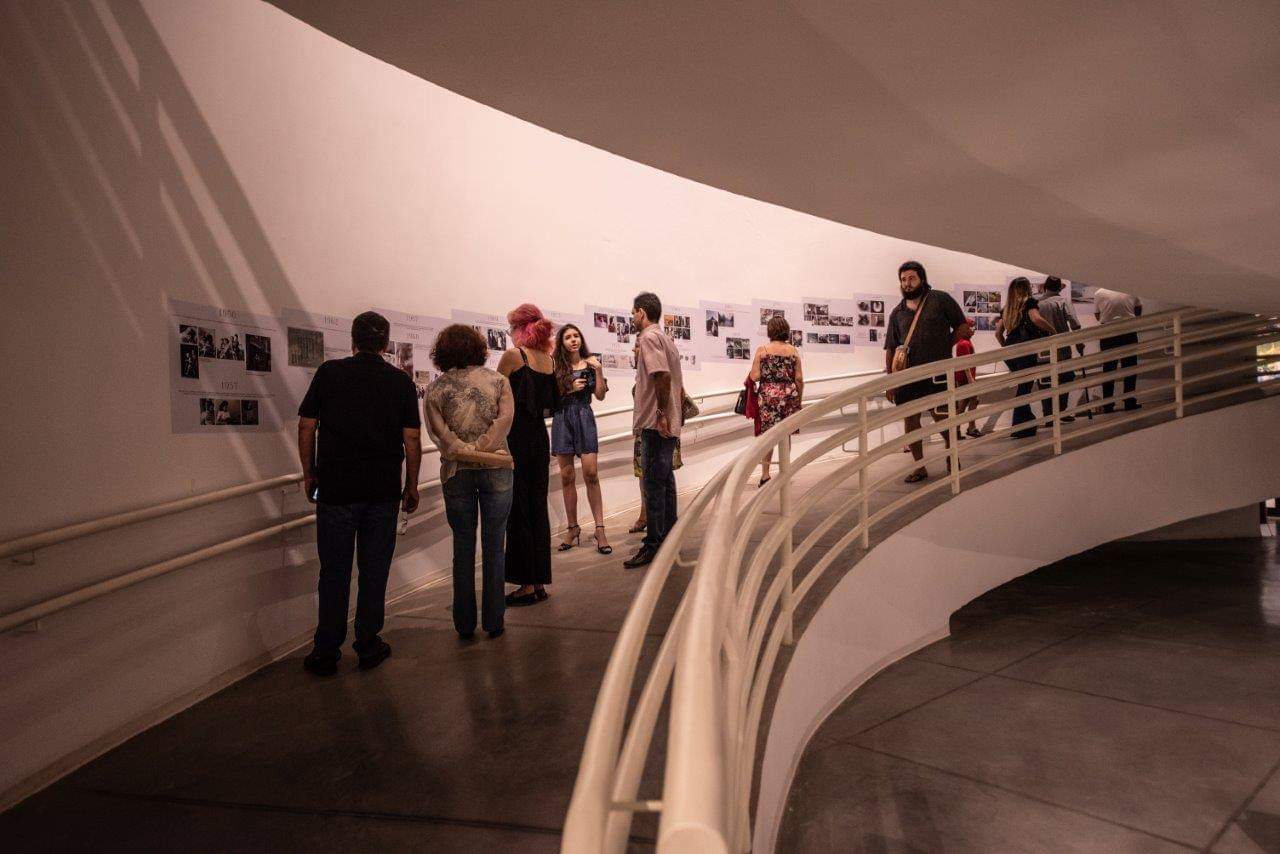 Essa parte foi muito importante para ele, pois há uma linha do tempo sobre sua vida que começa no seu nascimento na China e vai até o momento em que chega ao Brasil. A expo ficava embaixo.
Exposição no Brasil com as mesmas obras que foram expostas na Expo China 2018. Foram exibidas no Museu de Arte Contemporânea de Goiânia (GO).
Entre as obras, apresentou desenhos, gravuras, instalações e esculturas também.