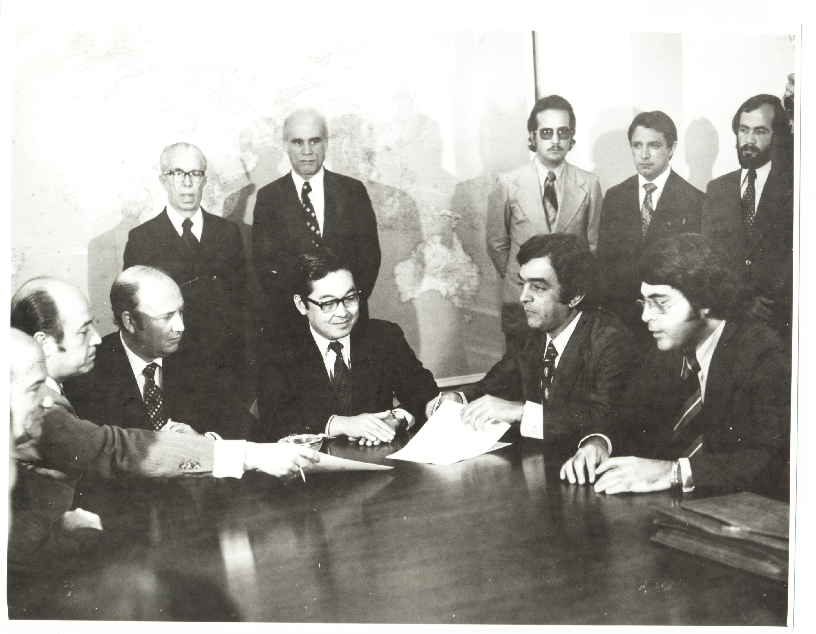 Assinatura de contrato da Hispanobrás no gabinete do Ministro Shigeaki Ueki