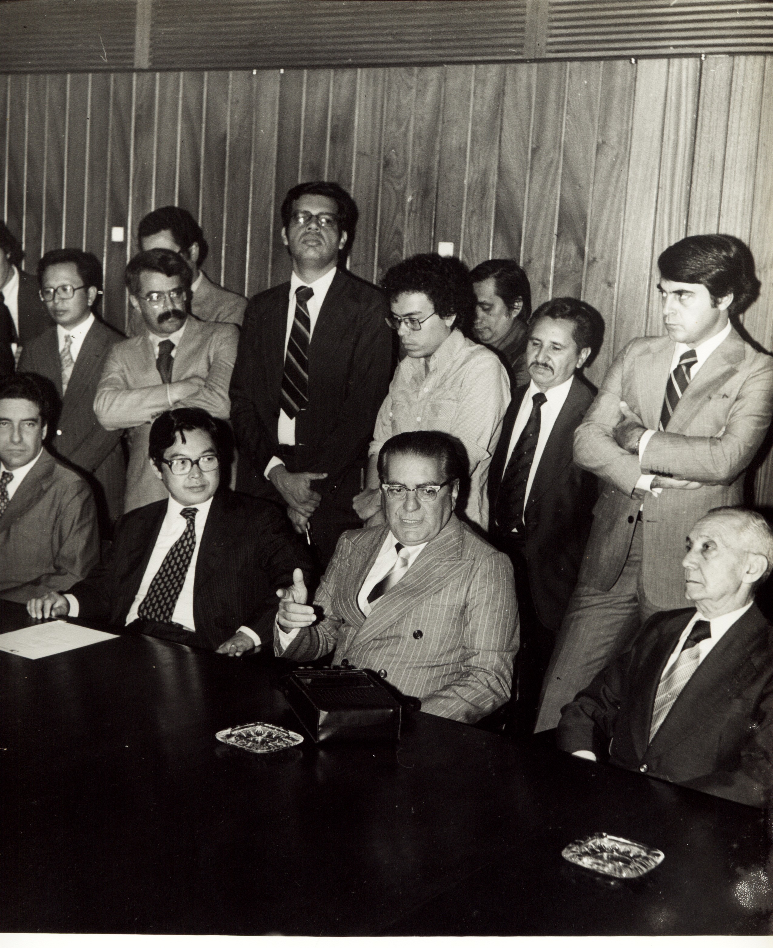 Assinatura de acordos para o alumínio entre o Governo Federal, CVRD e Nalco (Nippon Aluminium Company) no gabinete do Ministro Shigeaki Ueki