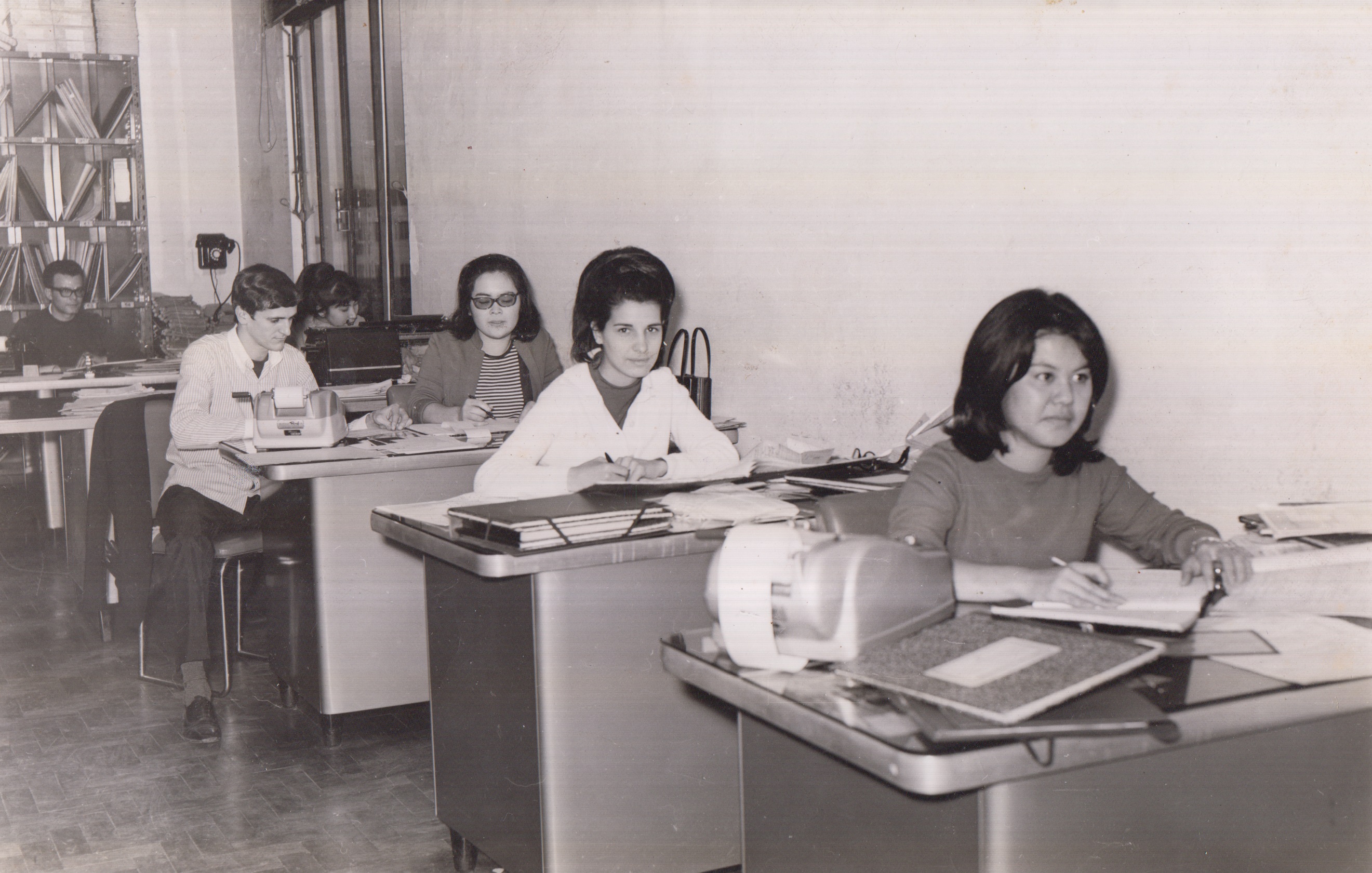 Um dia de trabalho no escritório no Brás, maioria dos empregados eram de origem japonesa. 
Na foto: Carlos Carneiro da Fonseca, ________, Marina _______, __________, Marina ___________..