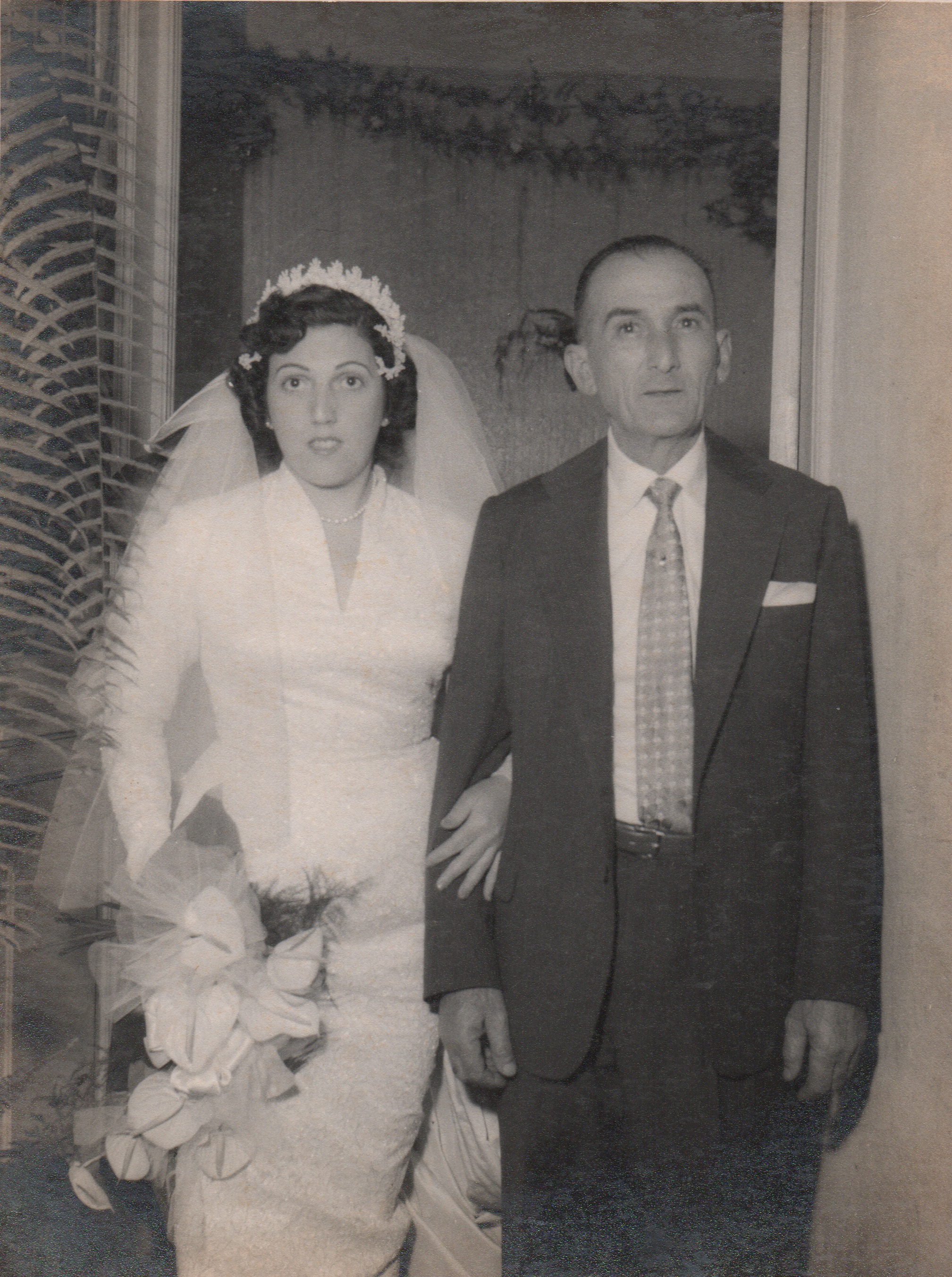 Mãe e avô de Rosana saindo da casa dos avós para o casamento, na Rua Benjamin de Oliveira, 313.
Na foto: Rosina Guglielmi (mãe) Paschoal Guglielmi (avô).