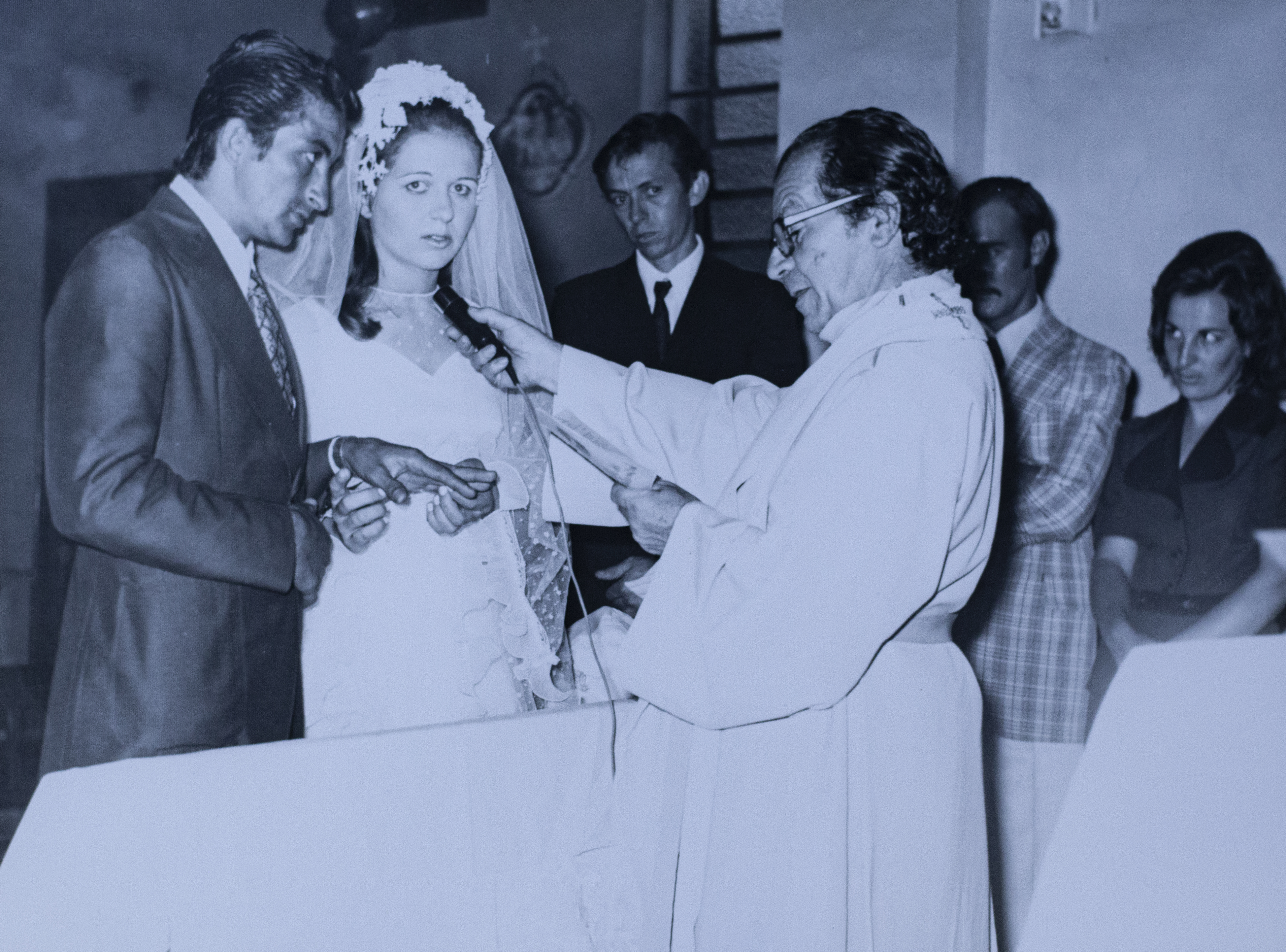 Foto do dia do casamento da Doni com o João. O casamento foi realizado com duas horas de atraso, pois o carro com a noiva encalhou. O noivo achou que a Doni tinha desistido, mas no final deu tudo certo.
Na foto, de terno escuro está o padrinho Fernando Stangherlin e ao lado direito está o casal Antonio Adorno de terno claro listrado e Teresinha Adorno de vestido escuro. Os noivos estavam recebendo as bênçãos do padre Agnelo, da Paróquia São Joaquim.
