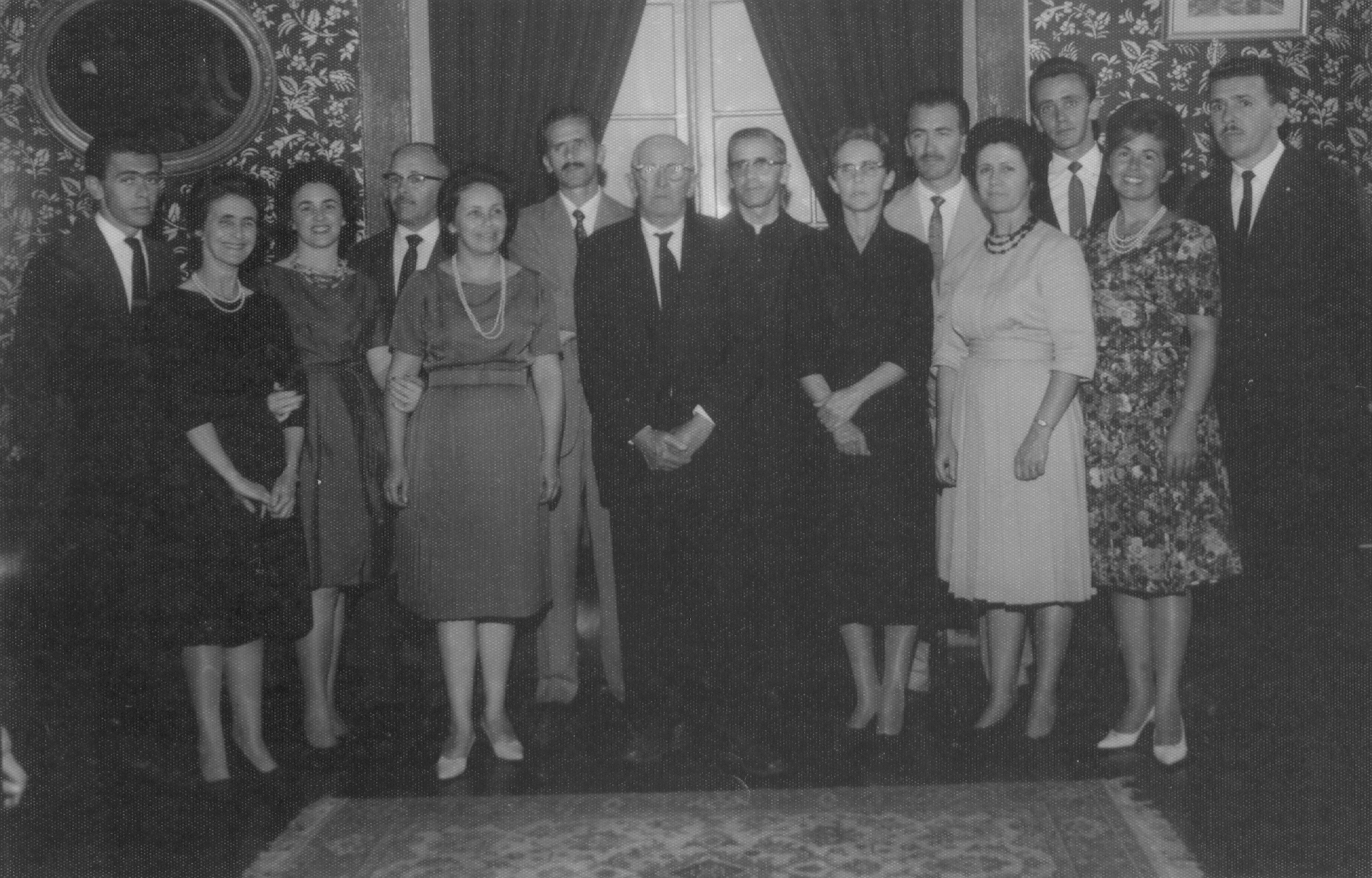 Grupo de pessoas em uma festa.