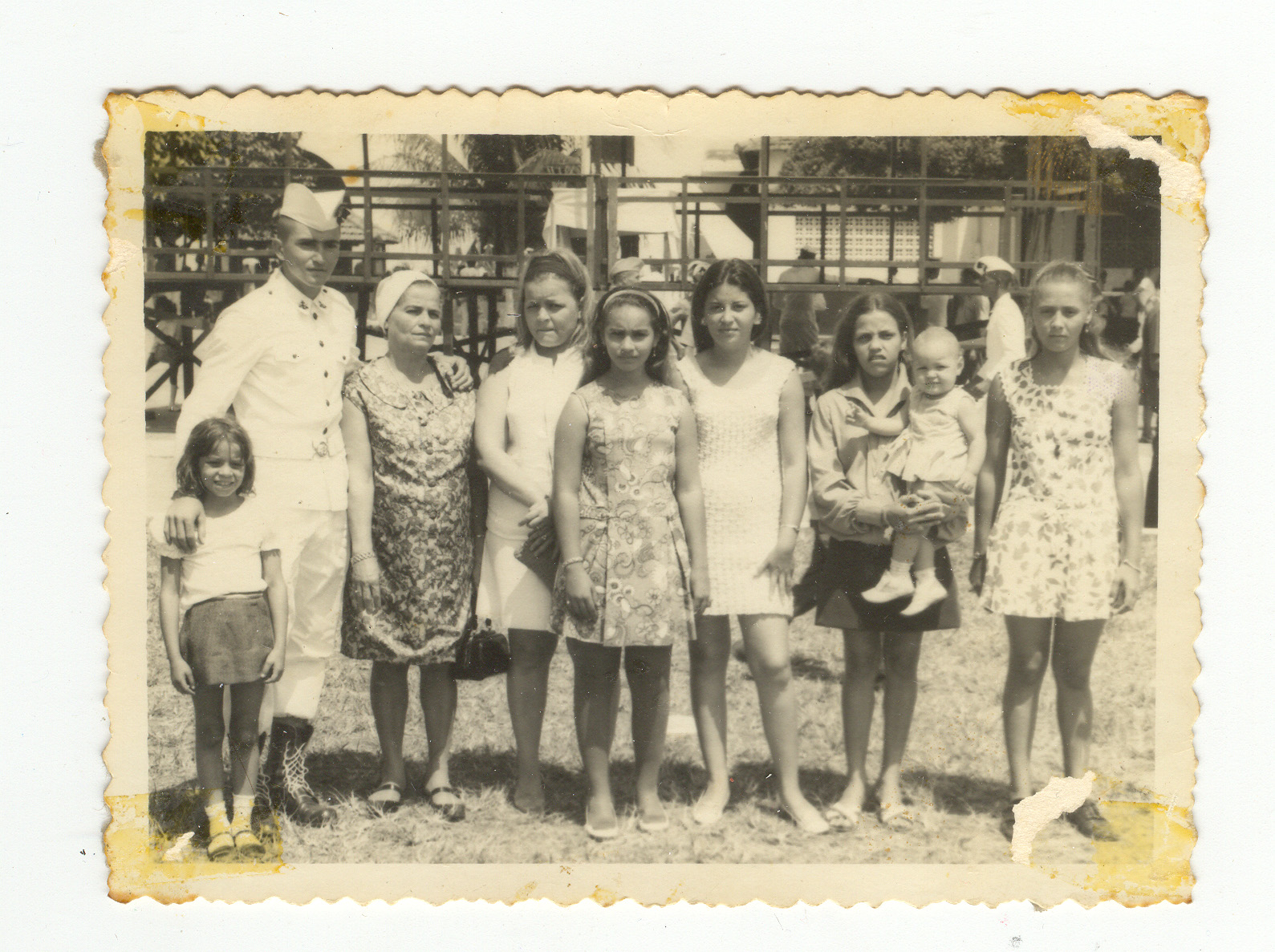 Anastácio e familiares em foto recordação do juramento à bandeira.