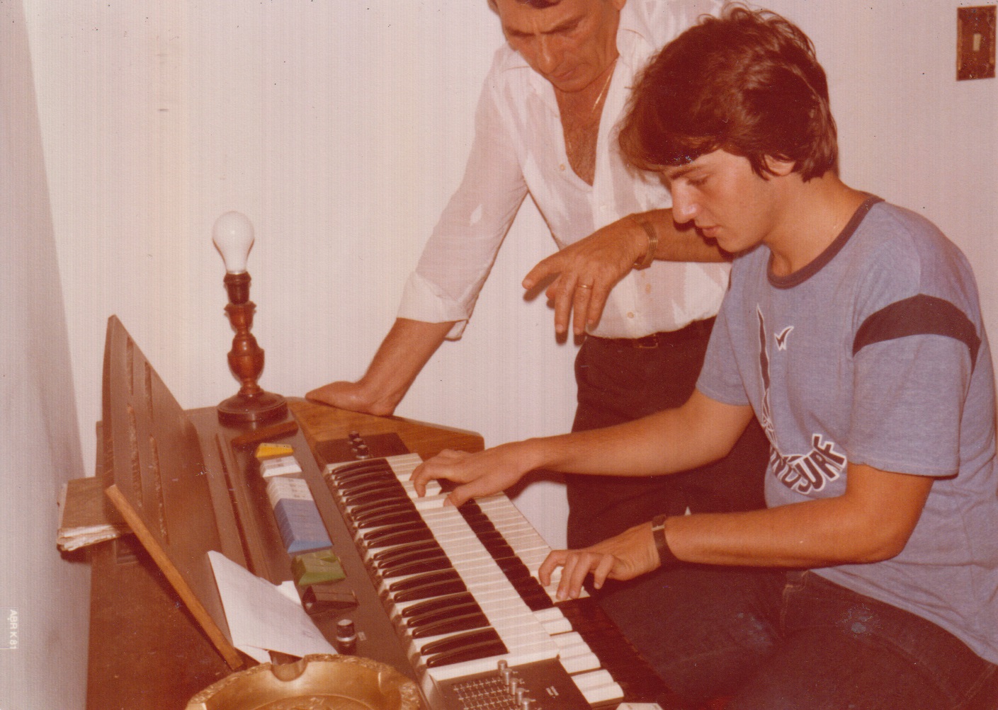 Guglielmo Galluzzi ensinando o filho a tocar piano.