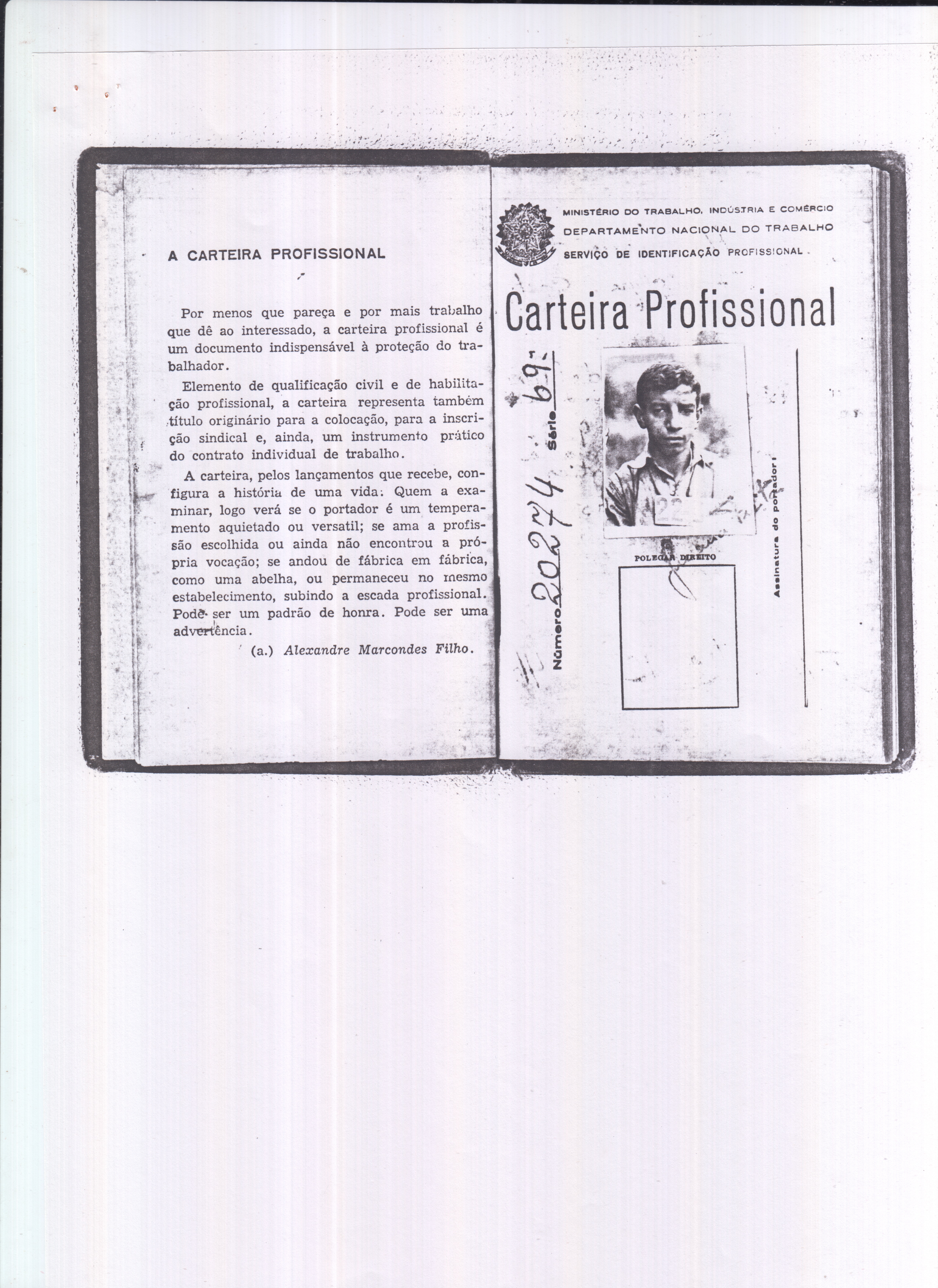 Carteira de trabalho com os registros profissionais, informações sobre salário e alterações professionais de Henrique dentro da CVRD.