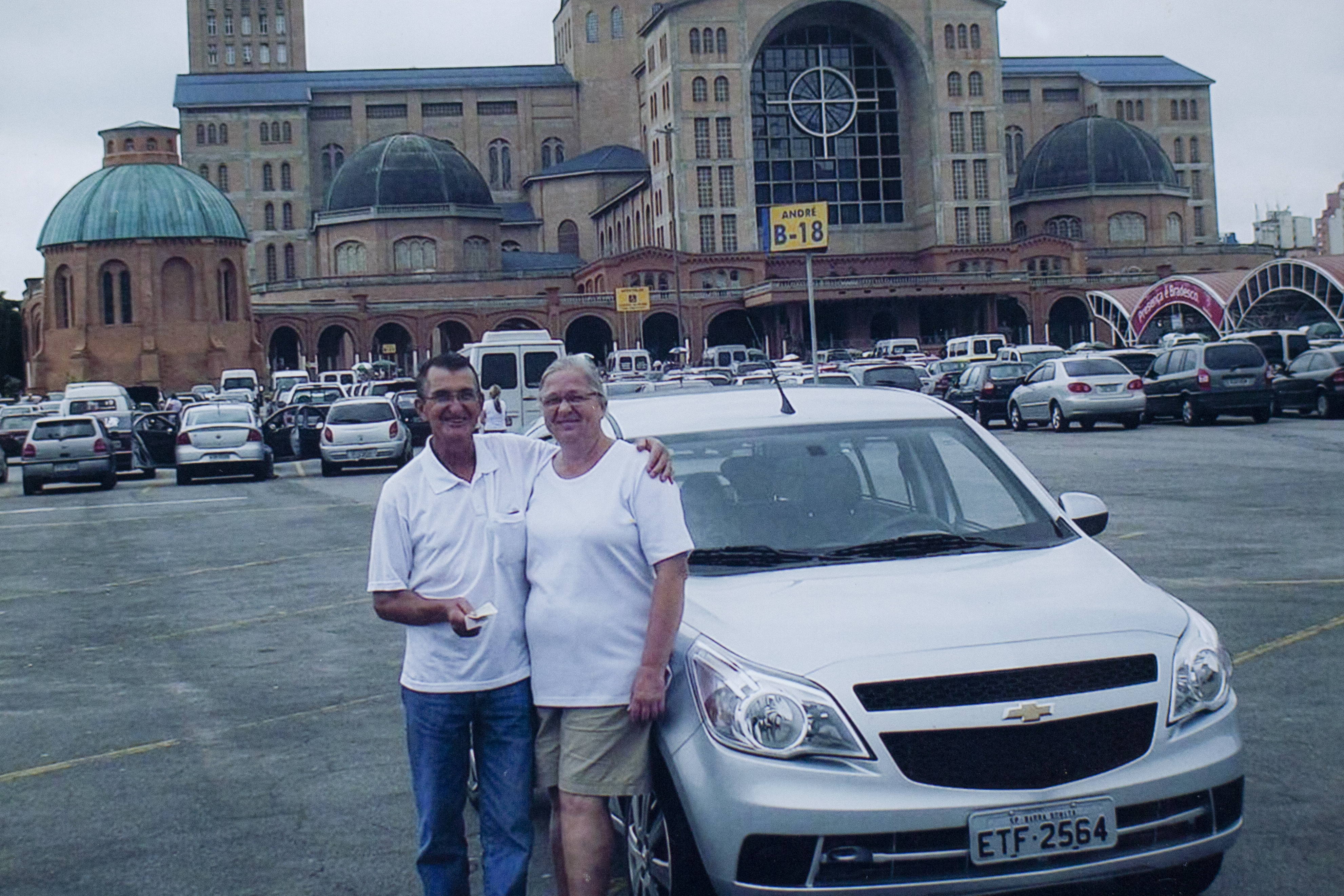 A tradição continuou e todo ano o casal viajava até a Basílica para agradecer todas as bênçãos recebidas. Nessa foto, o casal Doni e João estão encostados no carro da família.
