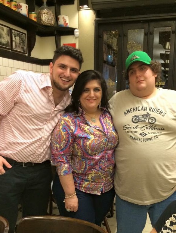 Comemorando o aniversário de Rosana, com os filhos na Pizzaria do Brás. 
Na foto: Matheus Masironi Leddomado, Rosana Leddomado, Rodrigo Masironi Leddomado.