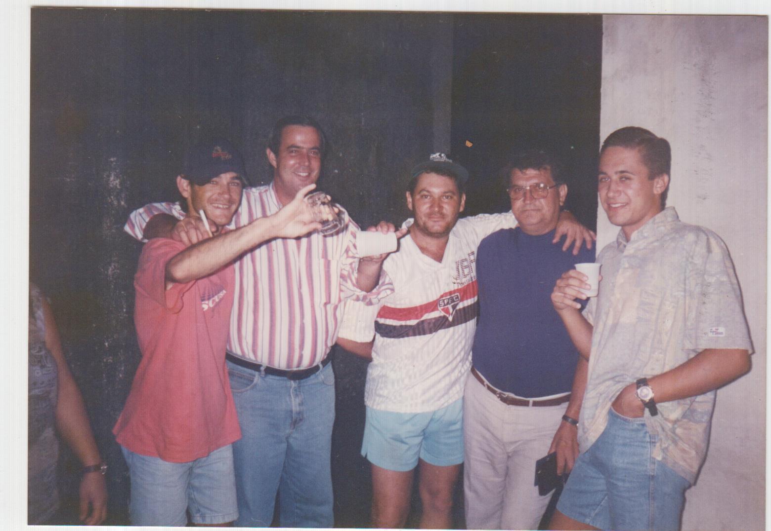 Festa de família, em Osasco. Esta imagem representa uma fase difícil da vida de Vanderlei, já ligado ao álcool e às drogas. Da esquerda para a direita: Vanderlei, Roberto (familiar), Marcos (primo), Oswaldo (tio), Eduardo (primo)