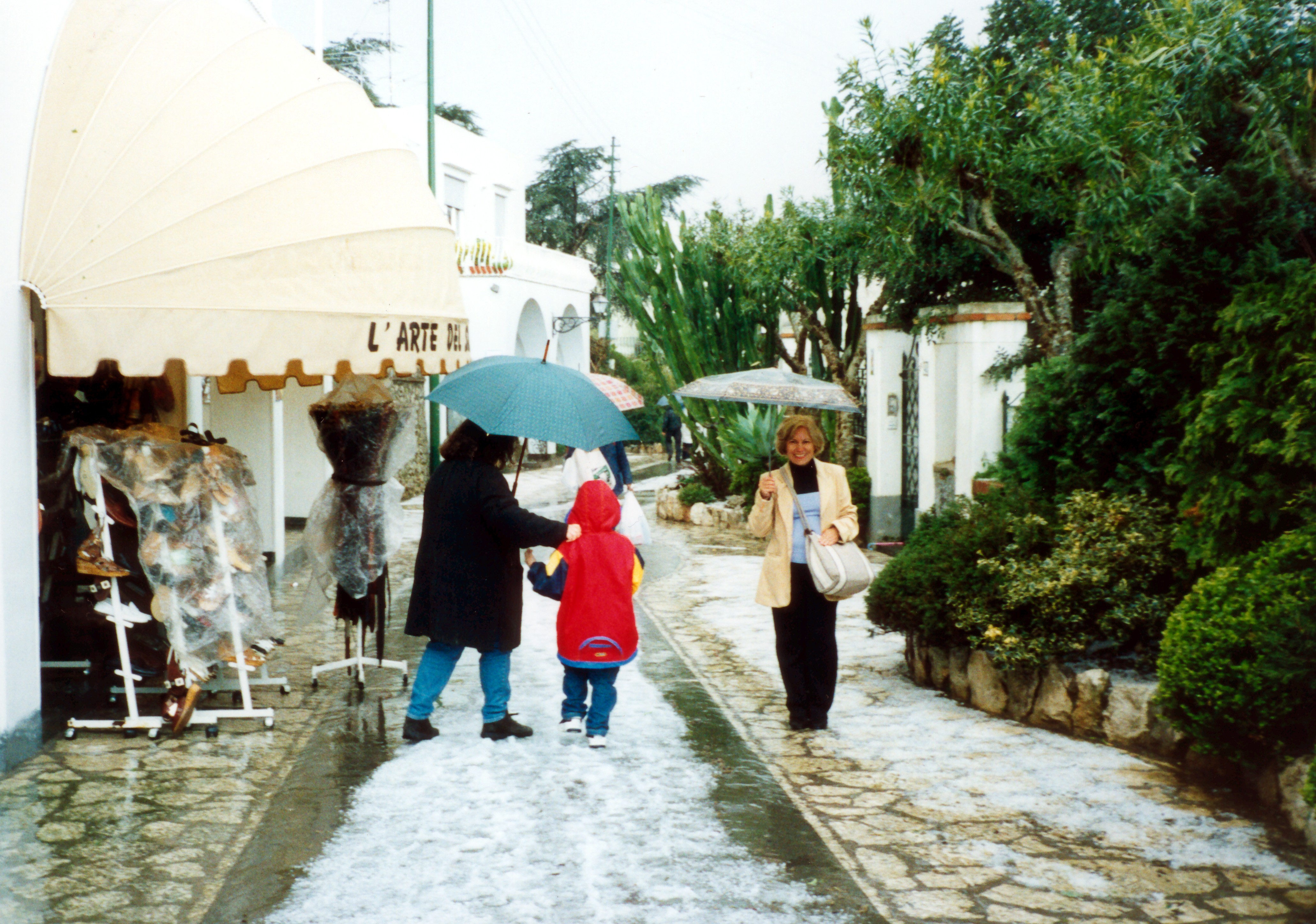 Carmen, segurando um guarda-chuva, em sua primeira viagem à Itália, já tendo conseguido a cidadania italiana. No momento em que a foto foi tirada nevava na Ilha de Capri, onde Carmen estava.
