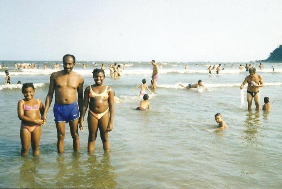 Preta ao lado da irmã, Raquel, e do avô, Liberino, na praia